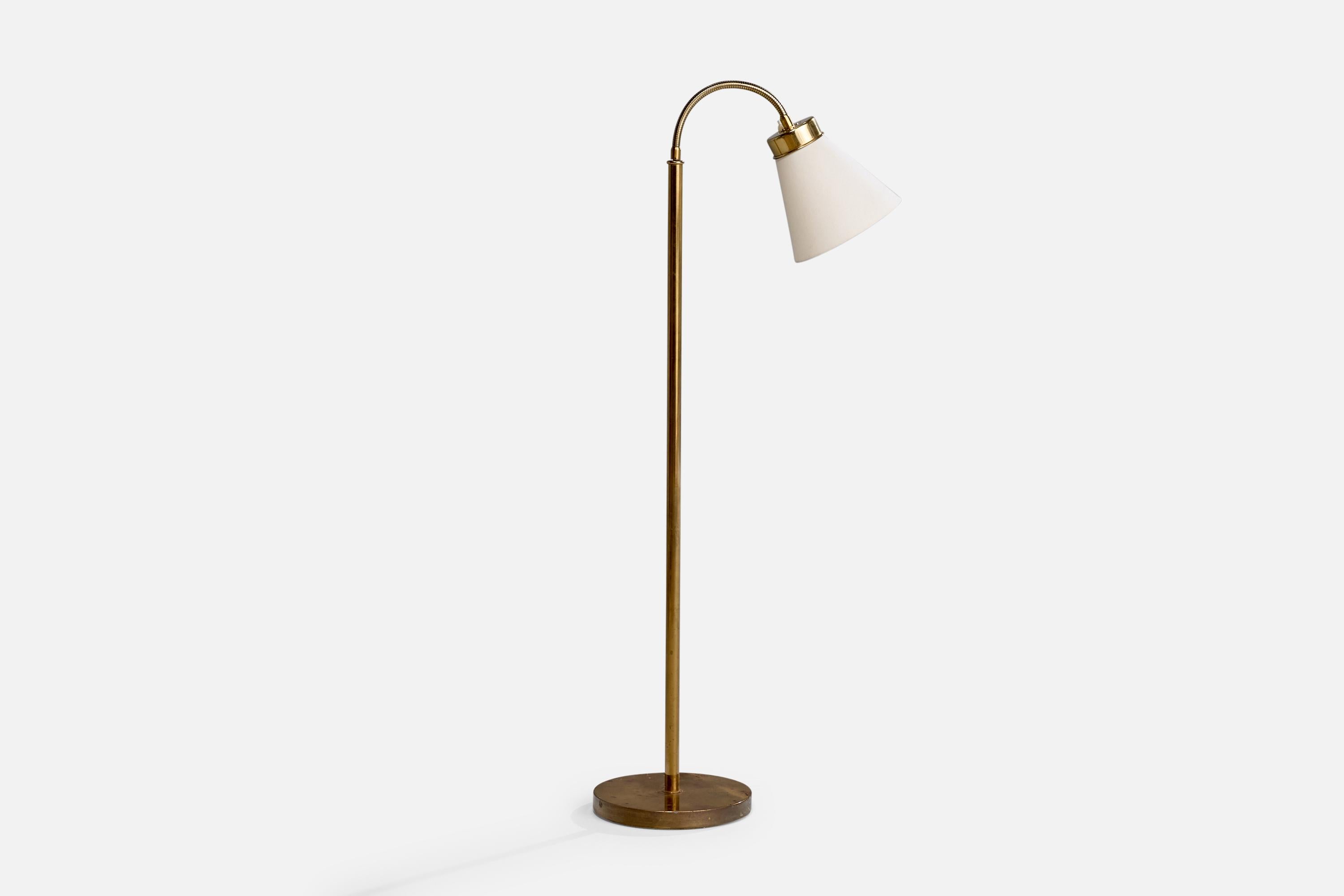 Lampadaire réglable en laiton et tissu blanc, conçu et produit en Suède, vers les années 1950.

La base présente une forte oxydation.

Dimensions de la lampe avec abat-jour (pouces) : 47.3