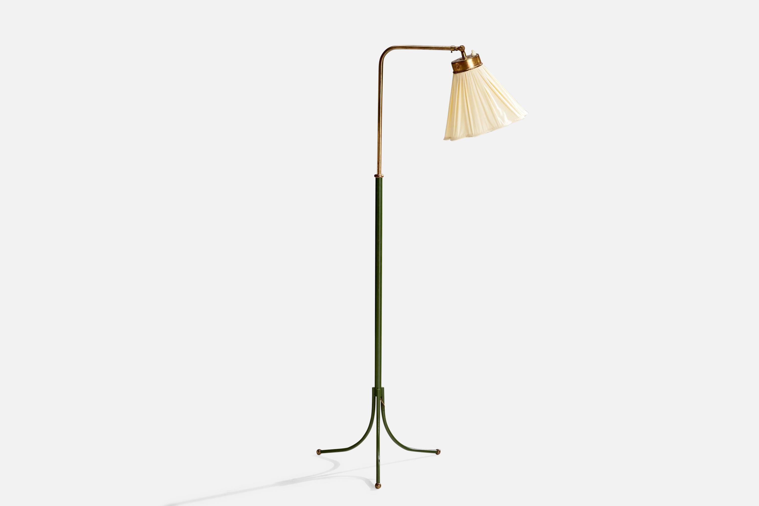 Lampadaire réglable en laiton, métal peint en vert et tissu, conçu par Josef Frank et produit par Svenskt Tenn, Suède, c.C. 1950.

Dimensions de la lampe avec abat-jour (pouces) : 57.25