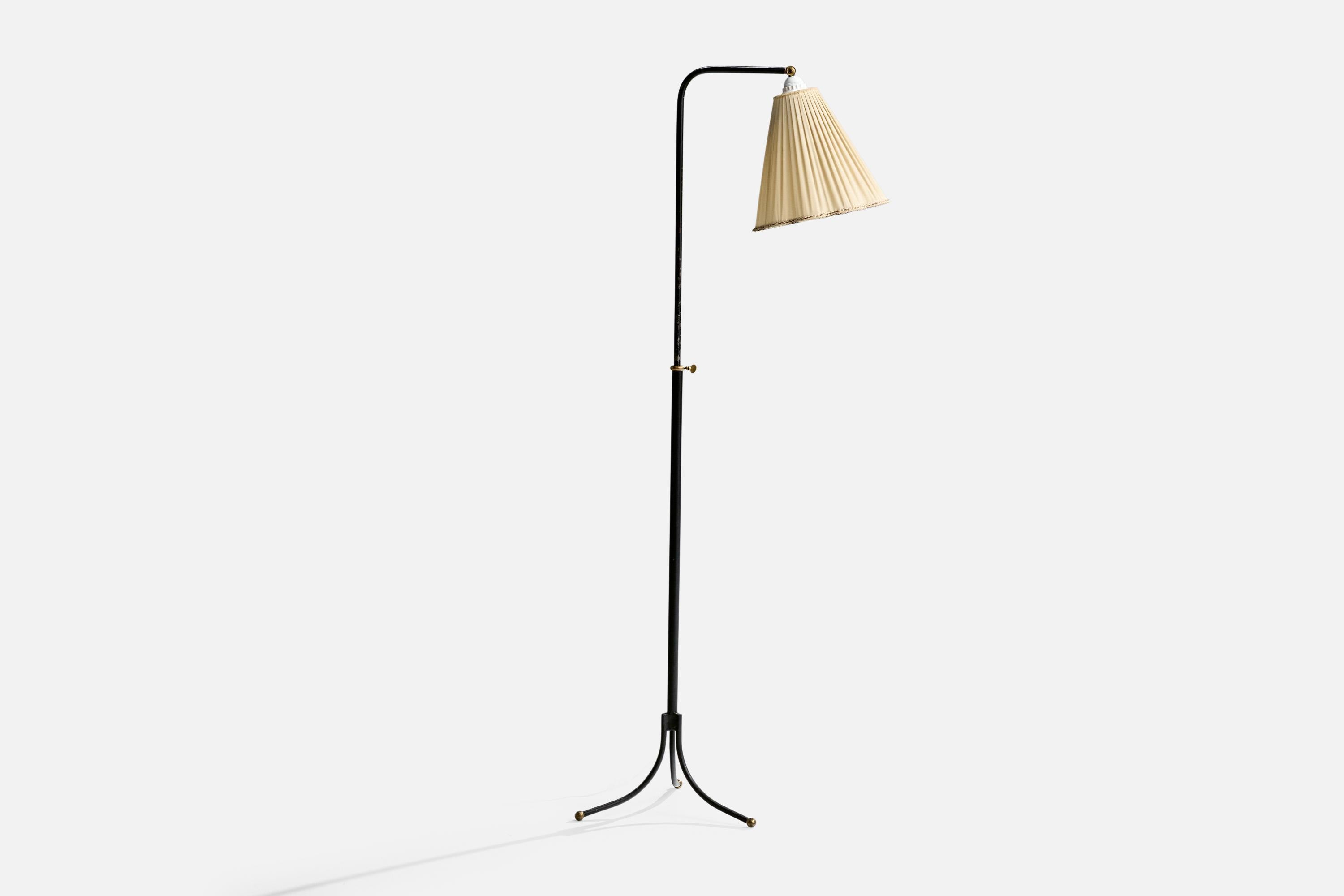 Lampadaire réglable en laiton, métal peint en noir et tissu beige, conçu par Josef Frank et produit par Svenskt Tenn, Suède, c.C. 1950.

Une oxydation légère à modérée est présente sur l'ensemble de la lampe.

Dimensions de la lampe avec abat-jour