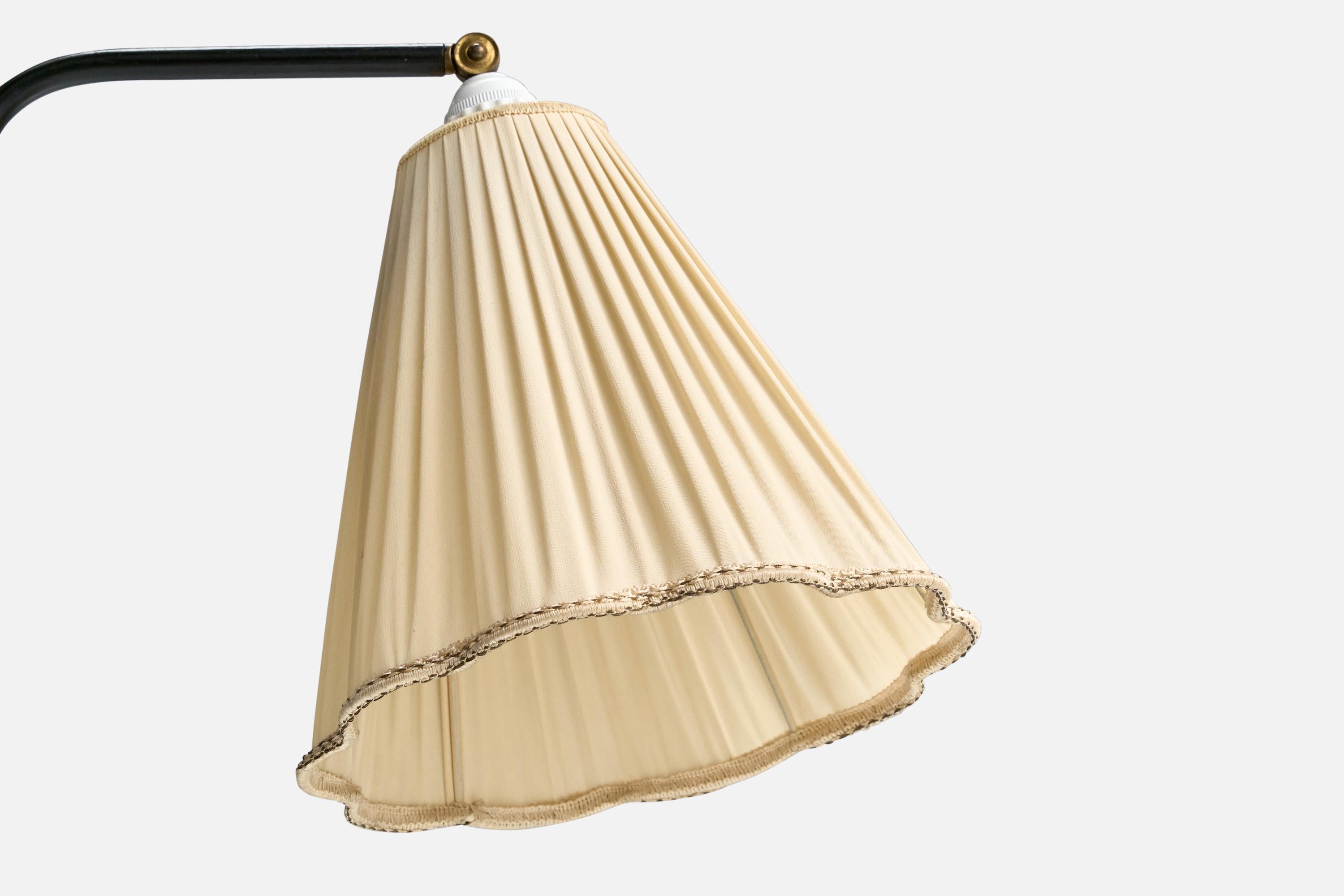 Suédois Josef Frank, lampadaire, laiton, métal, tissu, Suède, années 1950 en vente