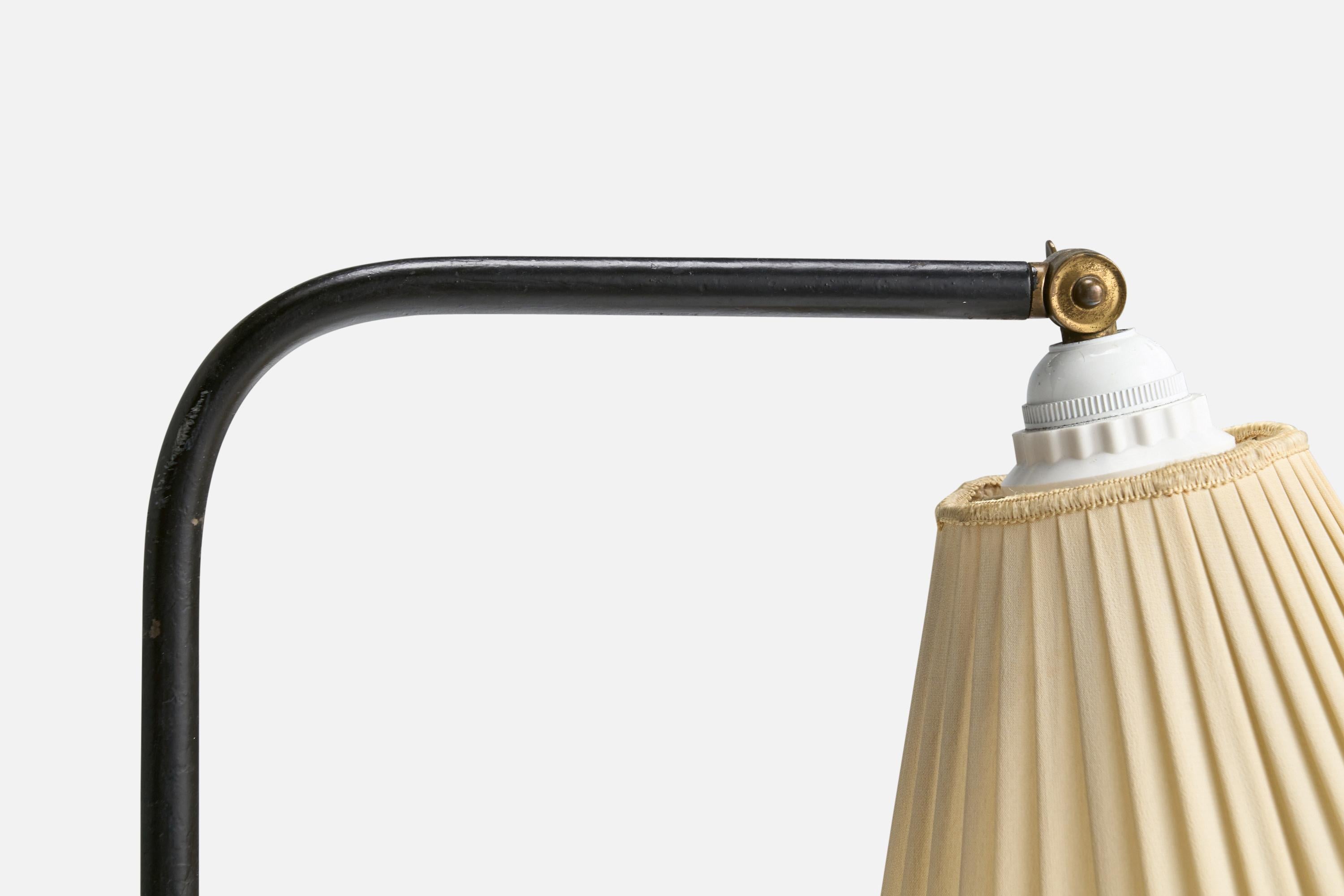 Milieu du XXe siècle Josef Frank, lampadaire, laiton, métal, tissu, Suède, années 1950 en vente
