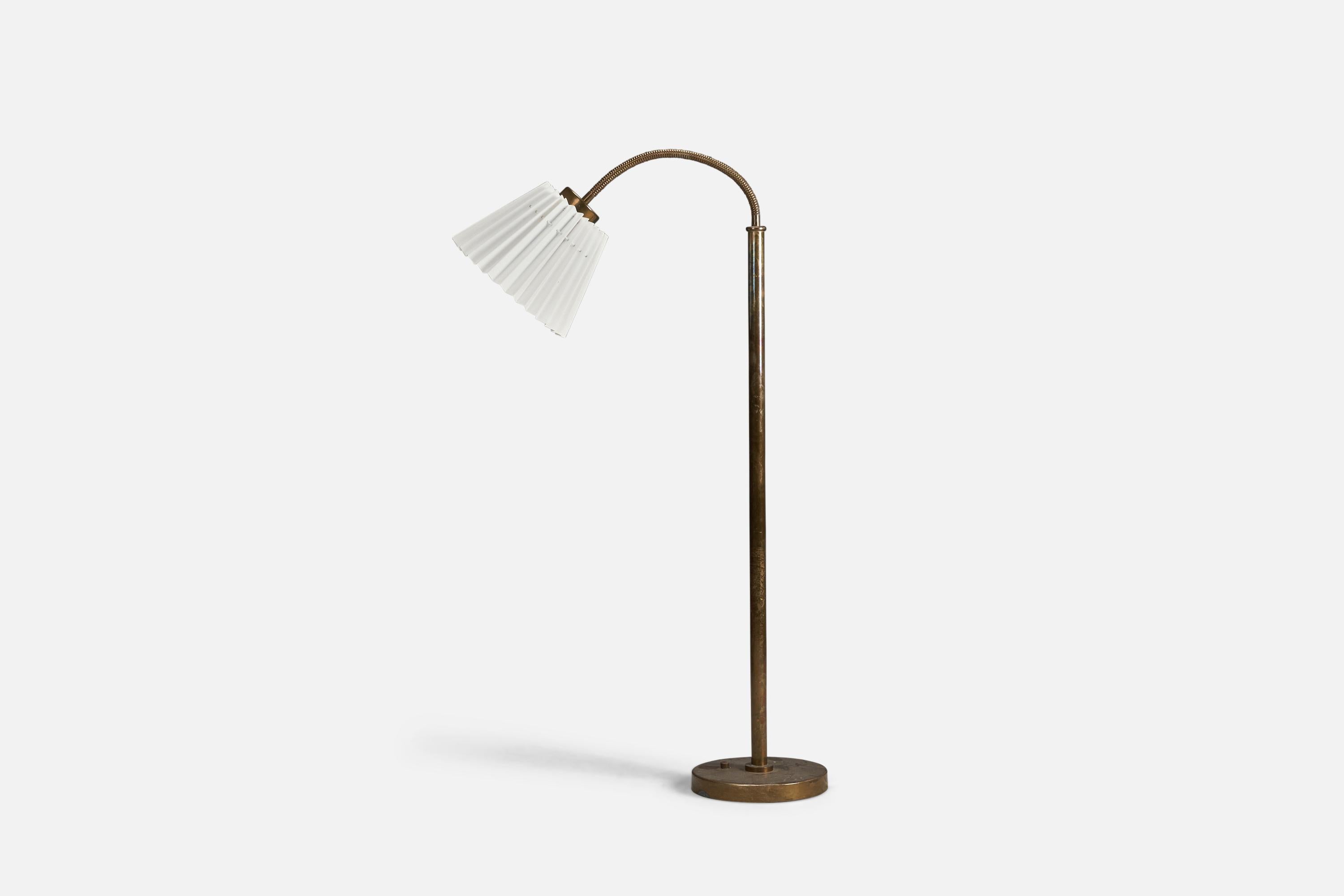 Stehlampe aus Messing und Papier, entworfen von Josef Frank und hergestellt von Svenskt Tenn, Schweden, 1940er Jahre.

Fassung für Standard-Glühbirne E-26 mit mittlerem Sockel.

Auf der Leuchte ist keine maximale Wattzahl angegeben.
