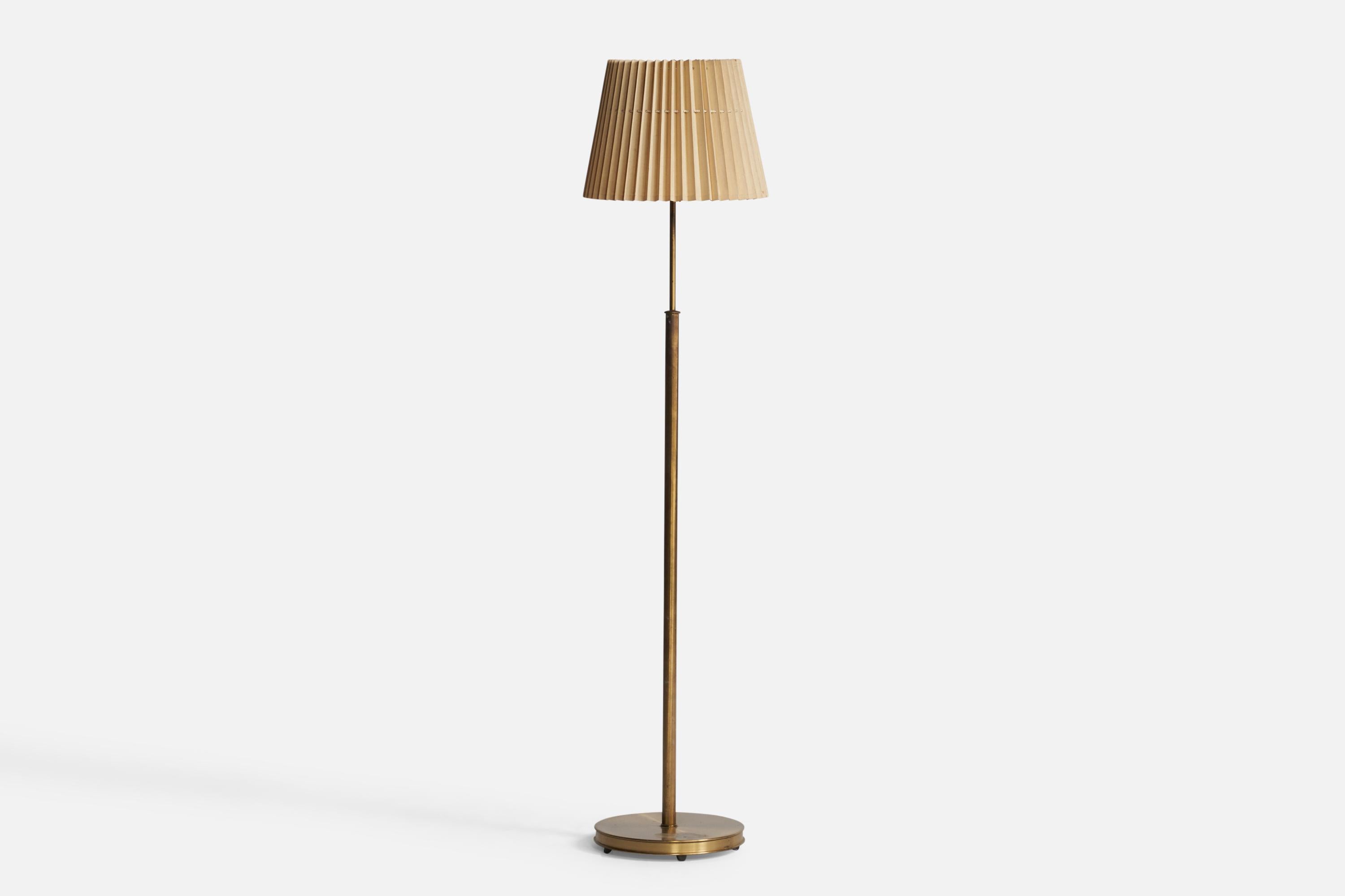 A brass and beige paper floor lamp designed and produced in Sweden, c. 1940s.

Overall Dimensions (inches): 60.5” H x 14” W x 14” D. Diameter of base is 11.75”, diameter of shade is 14”. Stated dimensions include lampshade.
Bulb Specifications: E-26
