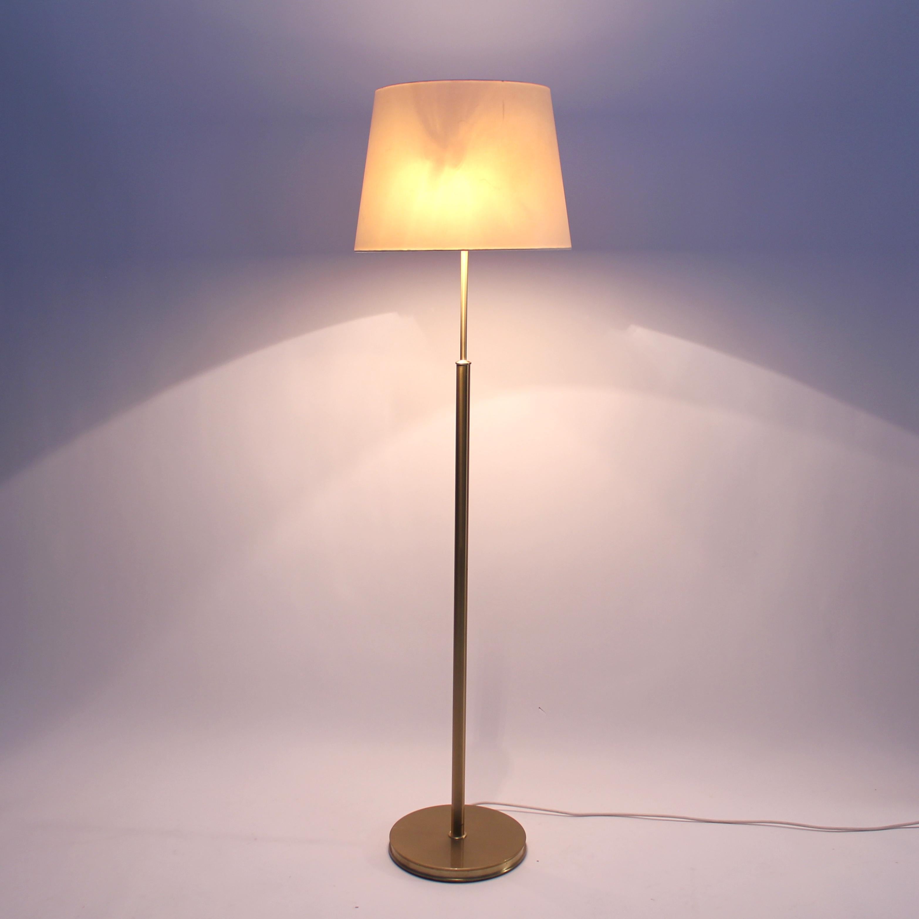 Josef Frank floor lamp, model 2148, for Svenskt Tenn In Good Condition In Uppsala, SE