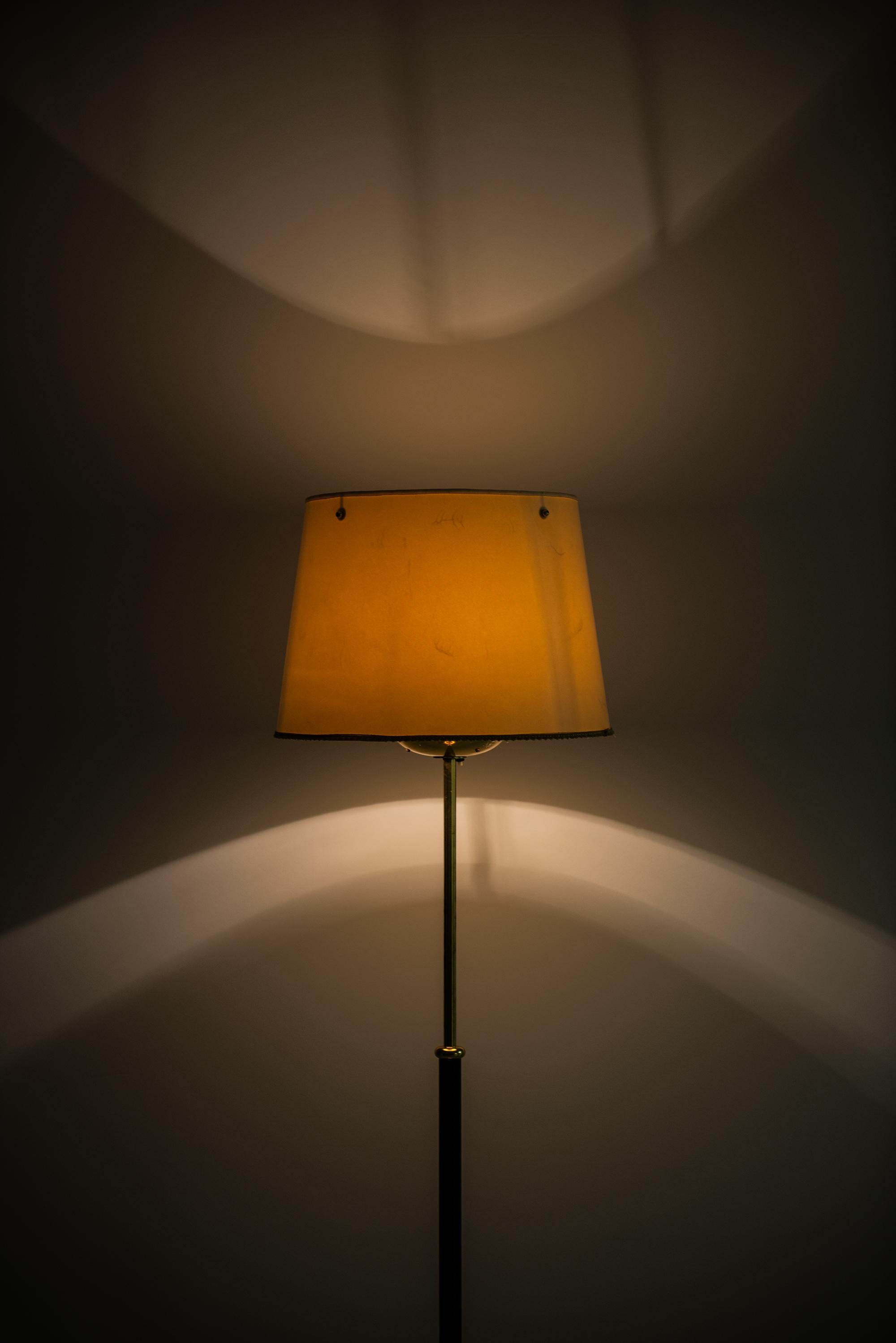 Milieu du XXe siècle Lampadaire Josef Frank modèle 2564 de Svenskt Tenn en Suède en vente