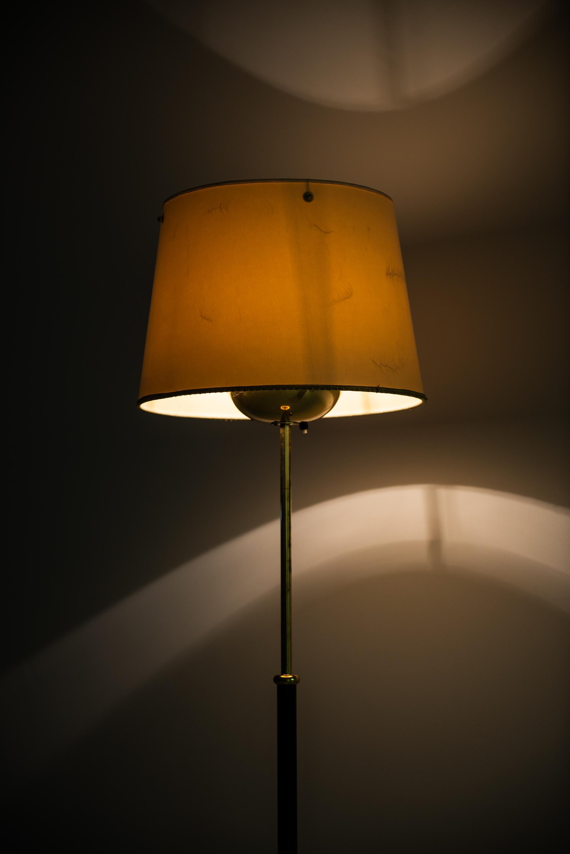 Stehlampe Modell 2564 von Josef Frank von Svenskt Tenn in Schweden (Messing) im Angebot