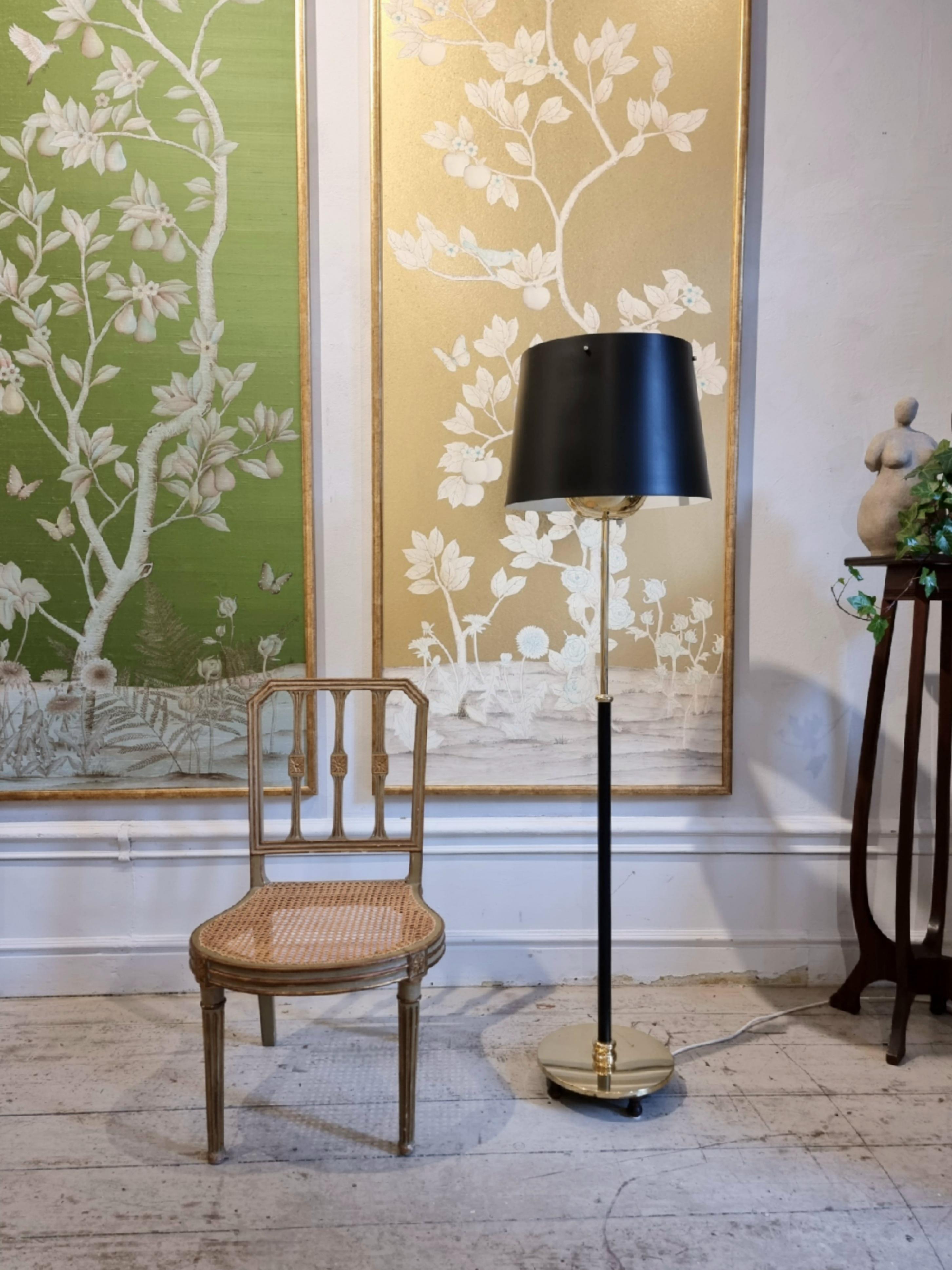 20ième siècle Josef Frank, lampadaire modèle 2564, pour Svenskt Tenn, Suède, années 1950. Belle patine en vente