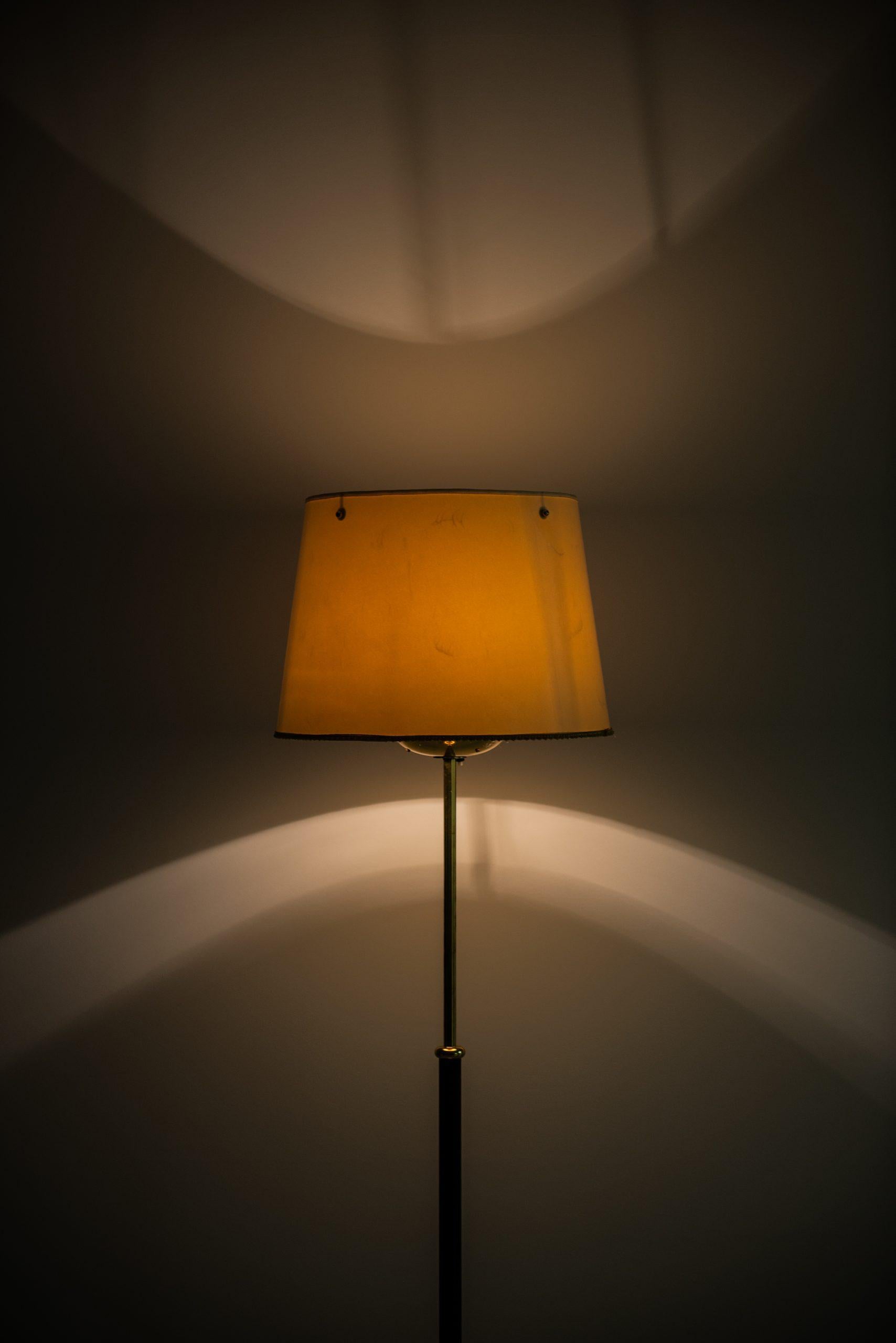 Josef Frank Floor Lamp Model 2564 Produced by Svenskt Tenn in Sweden In Good Condition For Sale In Limhamn, Skåne län