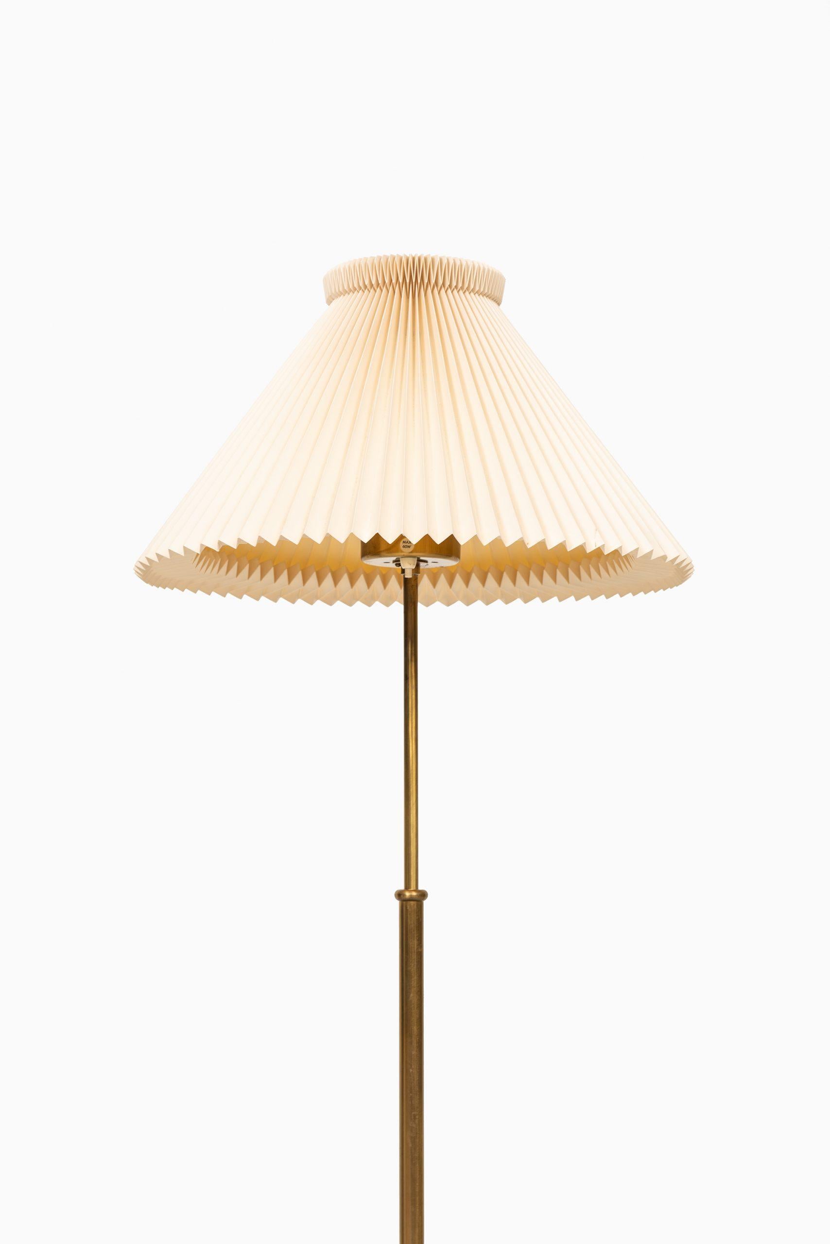 Rare height adjustable floor lamp model G2326 designed by Josef Frank. Produced by Svenskt Tenn in Sweden. Measure: Height: 125-180 cm.
Please note: This floor lamp will be sold without any lamp shade.