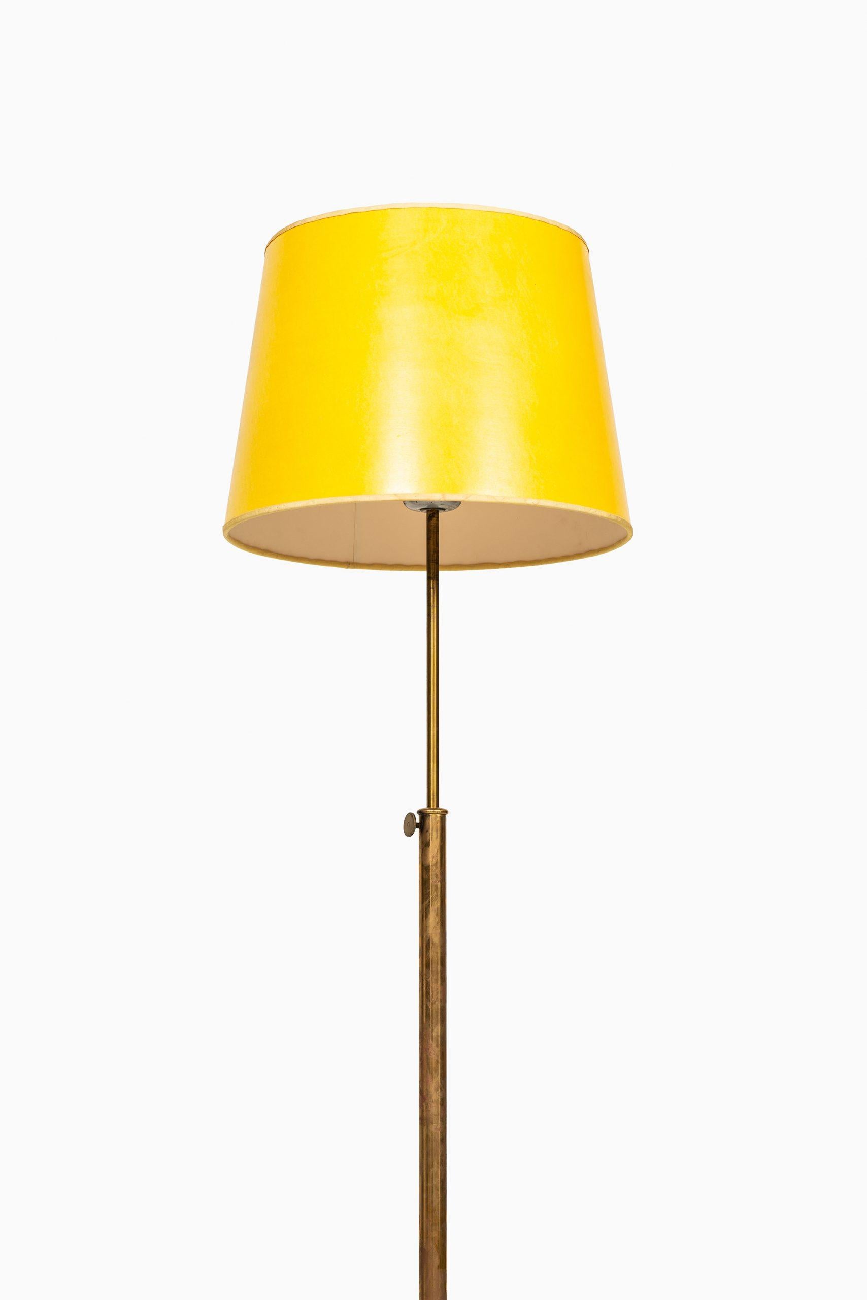 Rare lampadaire réglable en hauteur modèle G2424 conçu par Josef Frank. Produit par Svenskt Tenn en Suède.
Mesures : Hauteur 139-193 cm.