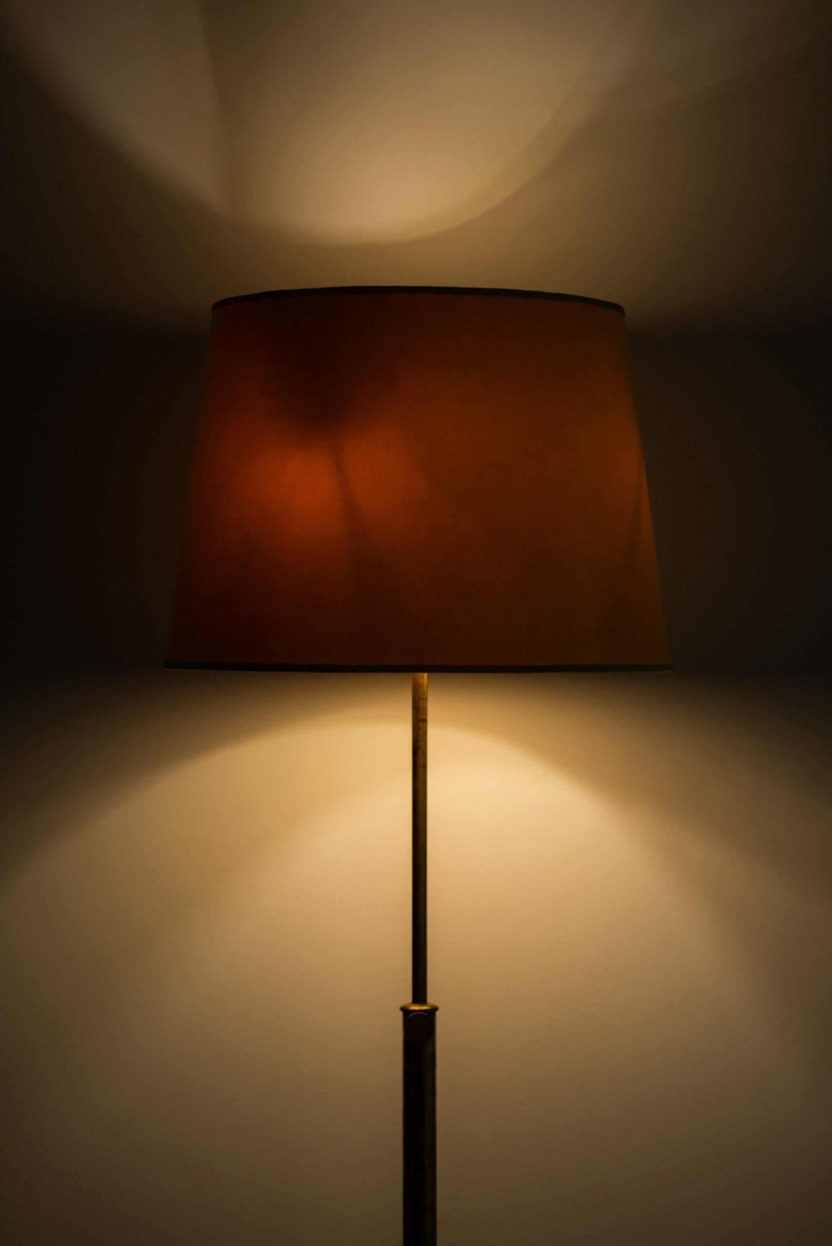Milieu du XXe siècle Lampadaire Josef Frank Modèle G2424 Produit par Svenskt Tenn en Suède en vente