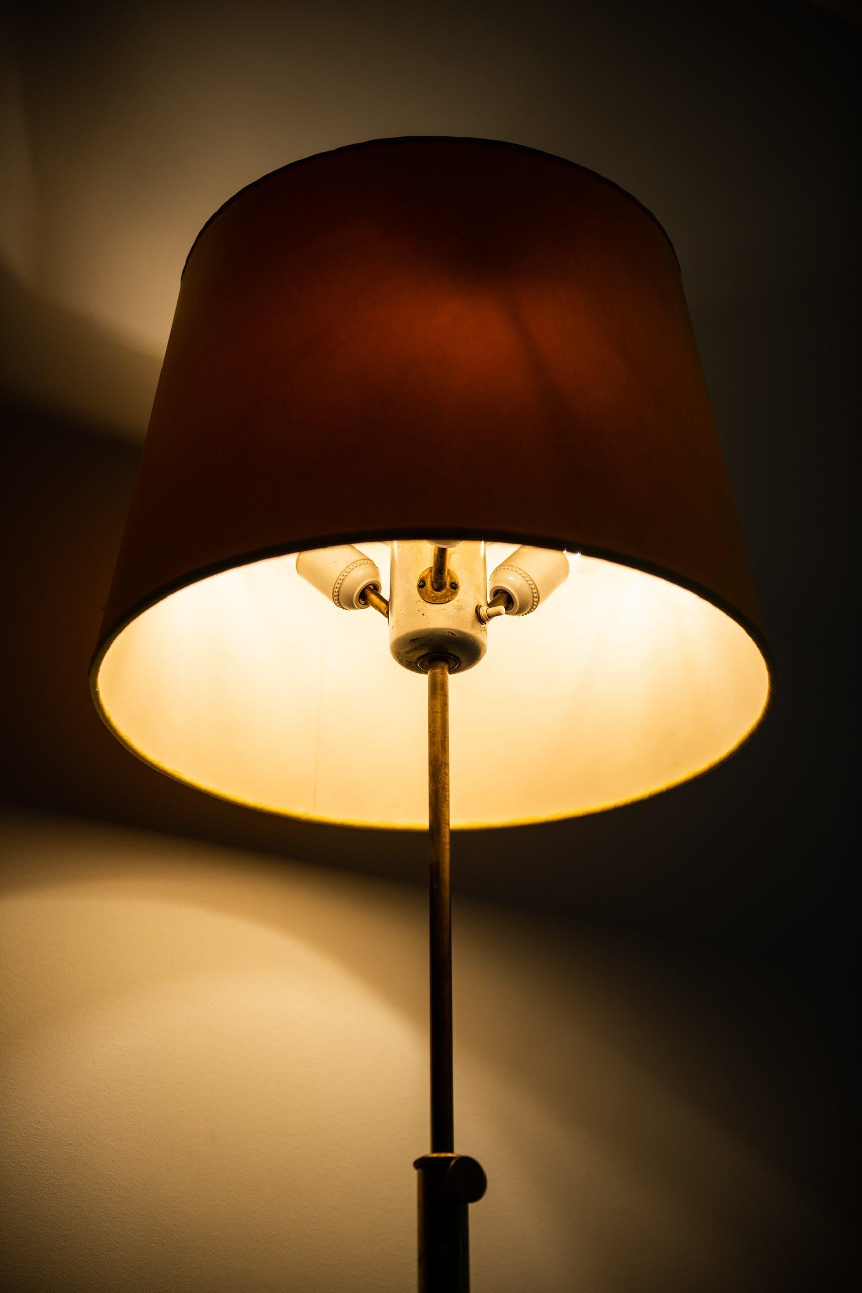 Laiton Lampadaire Josef Frank Modèle G2424 Produit par Svenskt Tenn en Suède en vente