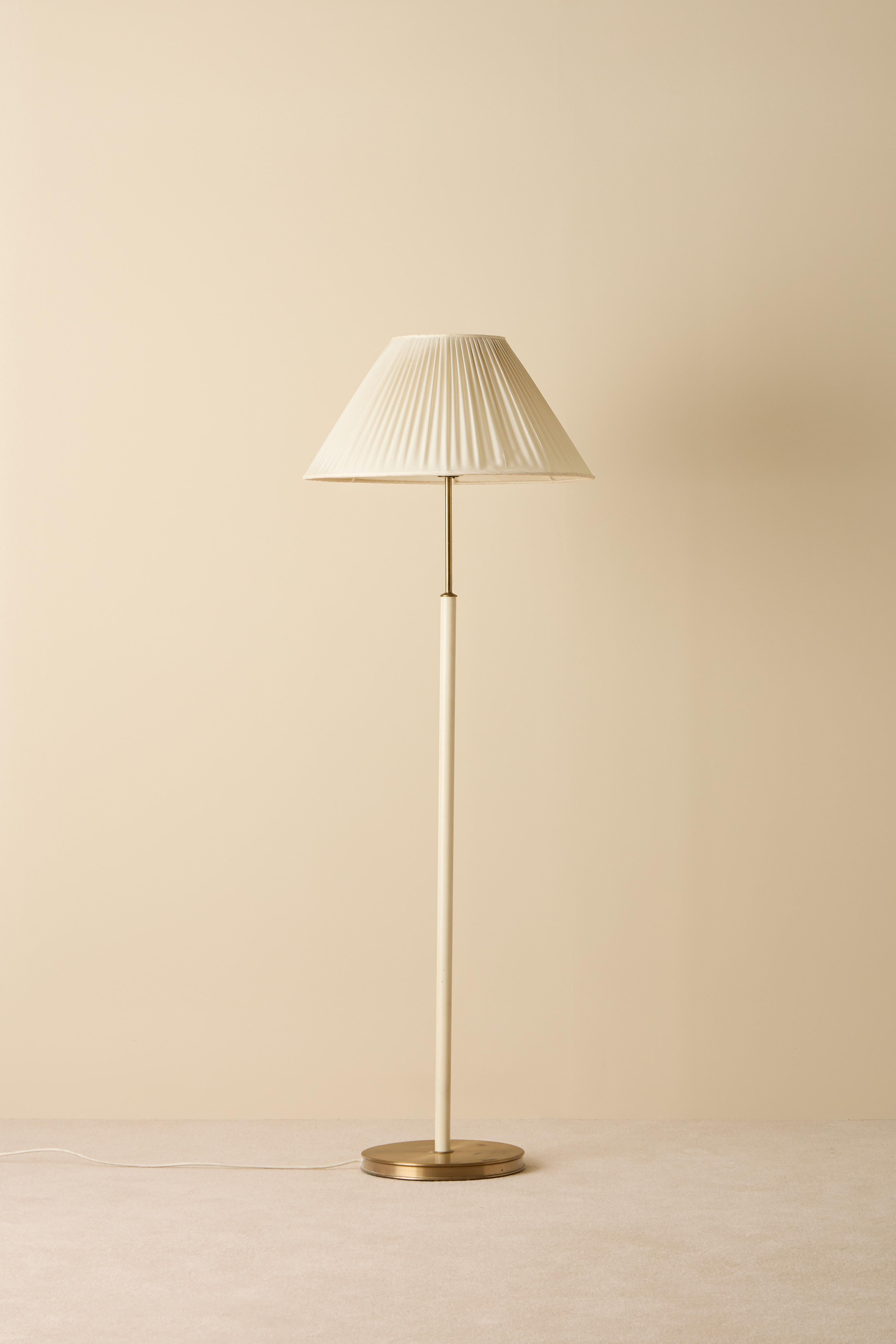 Designed by Josef Frank, model 2148, produced by Svenskt Tenn.
With 4 lights each, controlled with two discreet push switches, allowing two different lighting moods. 