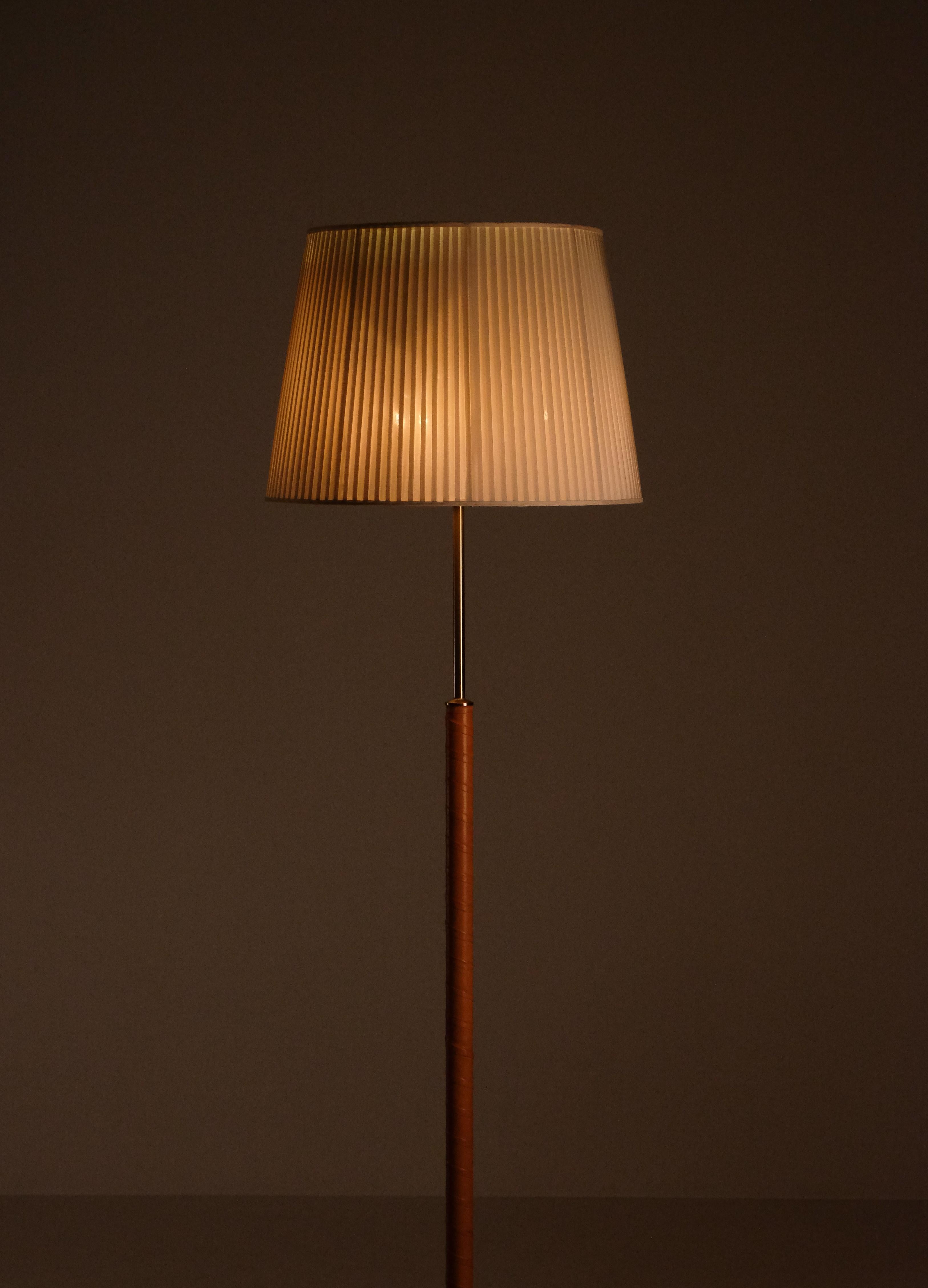 Conçu par Josef Franks, modèle 2148, produit par Svenskt Tenn.
Avec 4 lampes chacune, contrôlées par deux interrupteurs discrets, permettant deux ambiances lumineuses différentes. 
Avec un abat-jour conique en tissu ivoire sur mesure et du cuir.