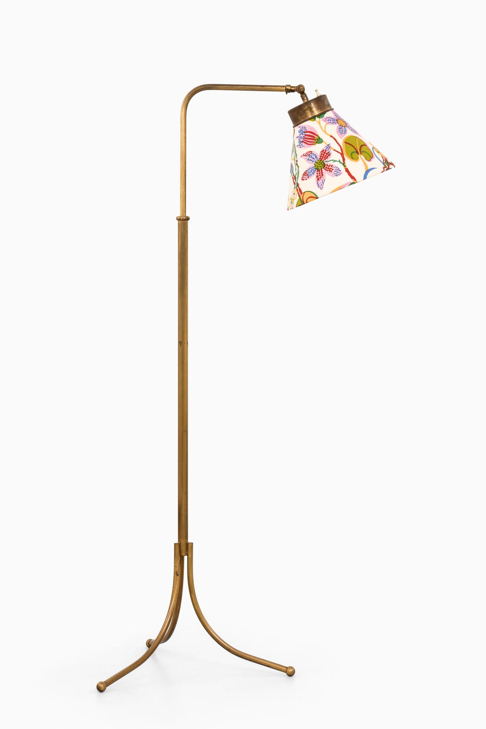 Paire de lampadaires réglables en hauteur, modèle 1842, conçus par Josef Frank. Produit par Svenskt Tenn en Suède. Hauteur : 98,5-145 cm.