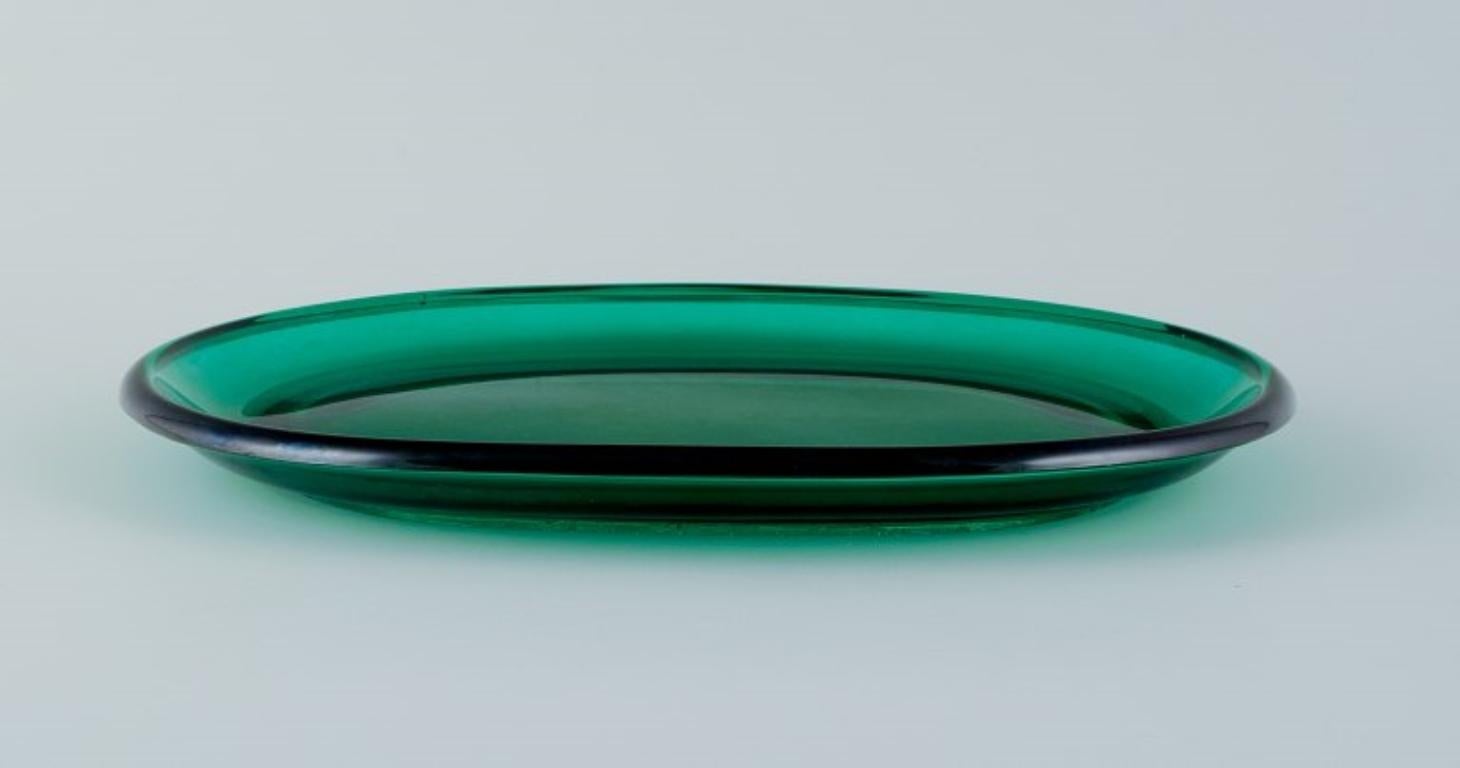 Josef Frank für Reijmyre, Schweden. Zwei Karaffenteller aus grünem Kunstglas. (Skandinavische Moderne) im Angebot