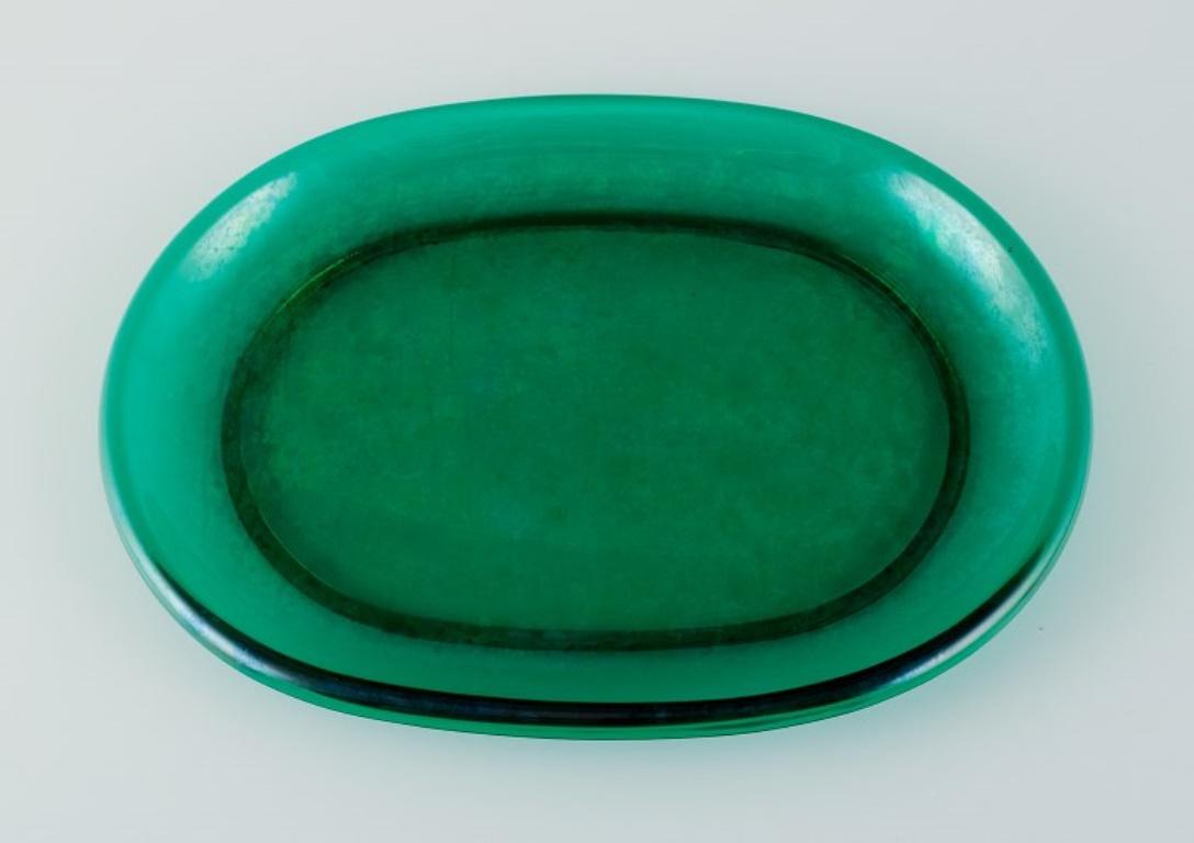 Josef Frank für Reijmyre, Schweden. Zwei Karaffenteller aus grünem Kunstglas. (Schwedisch) im Angebot