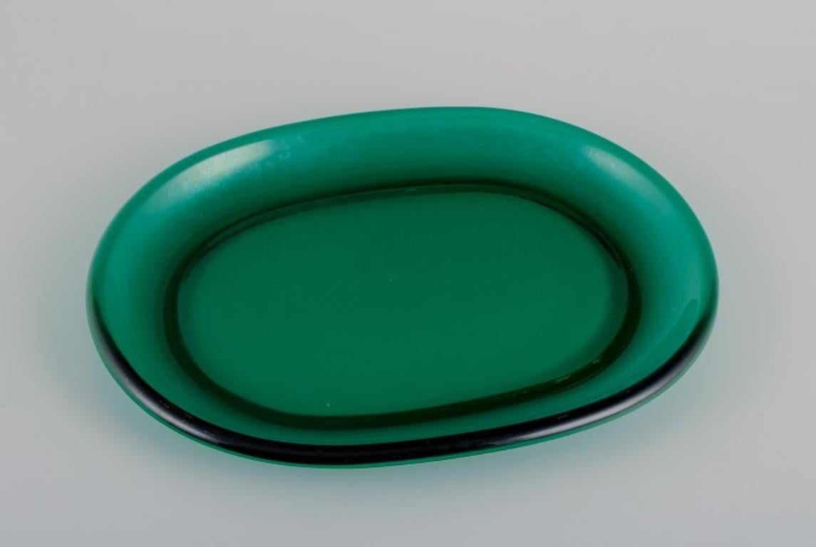 Josef Frank para Svenskt Tenn, Reijmyre/Gullaskruf,
Suecia. 
Cuatro platos de langosta hechos a mano en vidrio artístico verde.
De los años 1960/1970.
En buen estado, con unos pequeños desconchones insignificantes en el borde de la parte inferior de