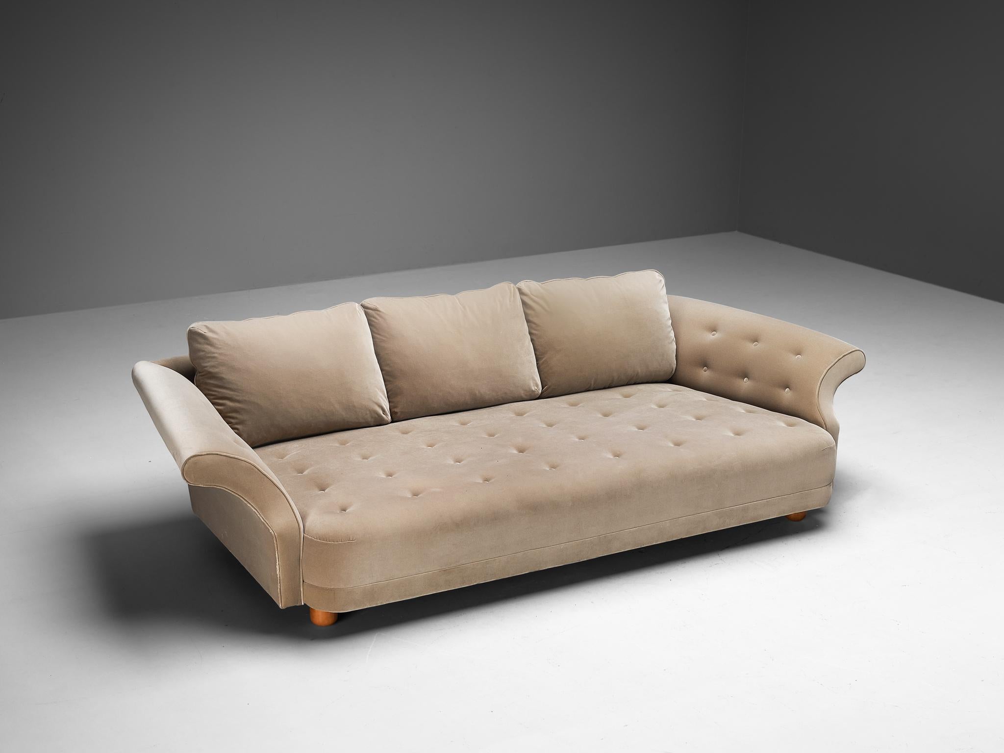 Josef Frank for Svenskt Tenn, Sofa Nr. 345 - 'Liljevalchs', velvet, wood, Sweden, design 1934

This spacious and extremely comfortable sofa is designed by Austrian architect and designer Josef Frank. The seat of this sofa is very wide and is