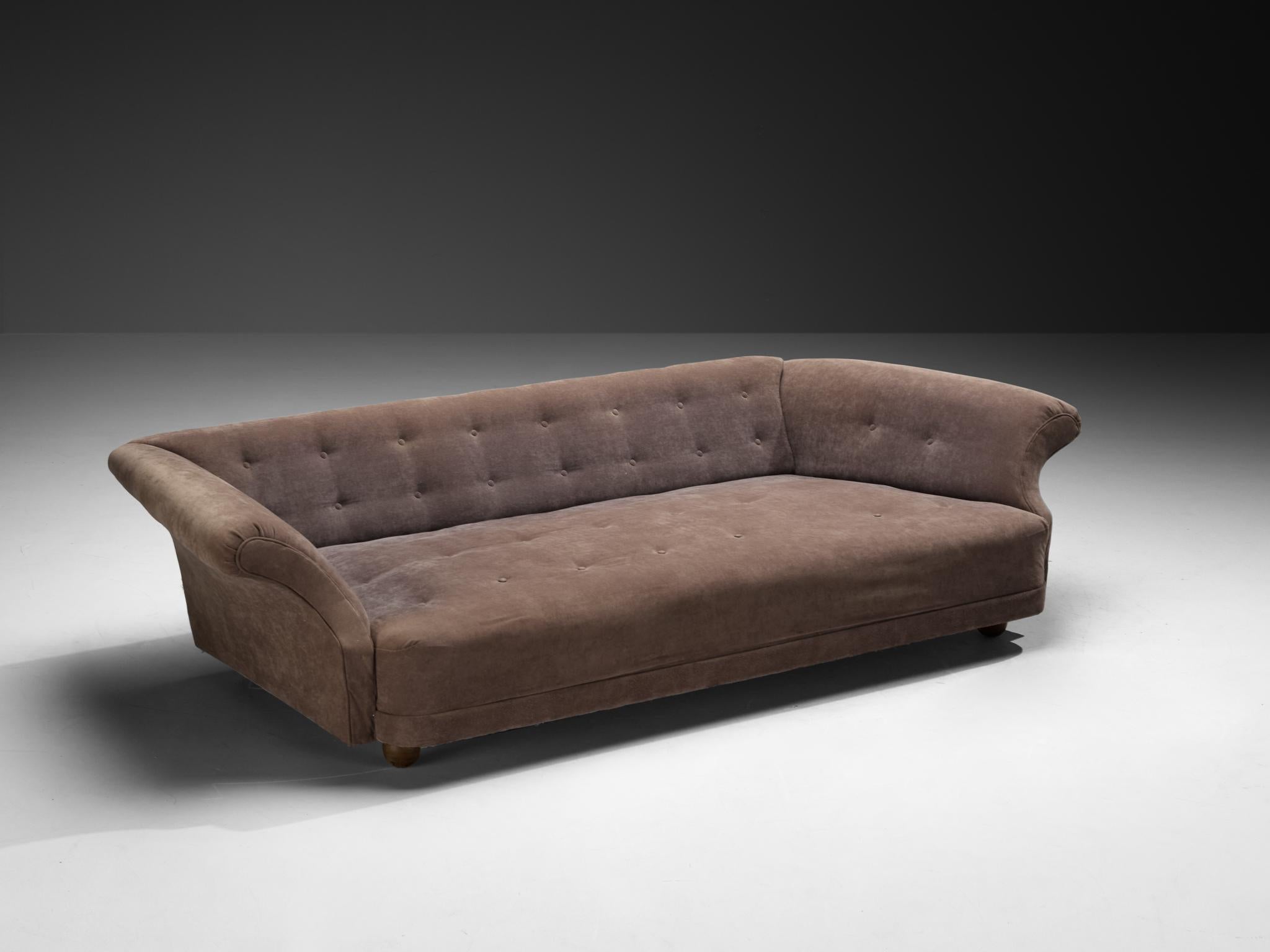 Josef Frank per Svenskt Tenn, divano 'Liljevalchs', modello '345', tessuto, faggio, Svezia, design 1934

Esposto per la prima volta nel 1934 alla mostra di arredamento per la casa presso la Liljevalchs Konsthall di Stoccolma, questo divano occupava