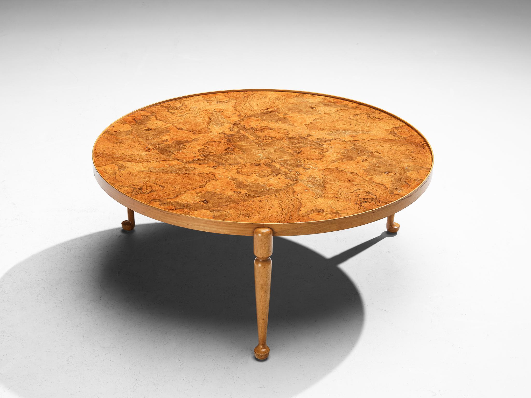 Josef Frank for Svenskt Tenn 'Model 2139' Coffee Table in Walnut Burl  In Good Condition For Sale In Waalwijk, NL