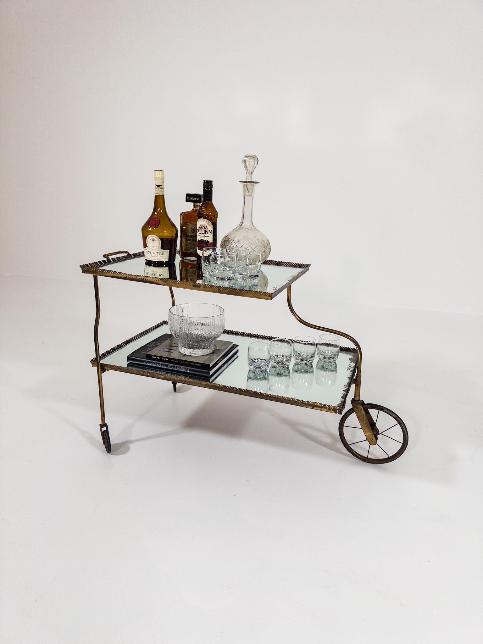 Josef Frank per Svenskt Tenn - Raro carrello portabevande in ottone e vetro specchiato in vendita 7
