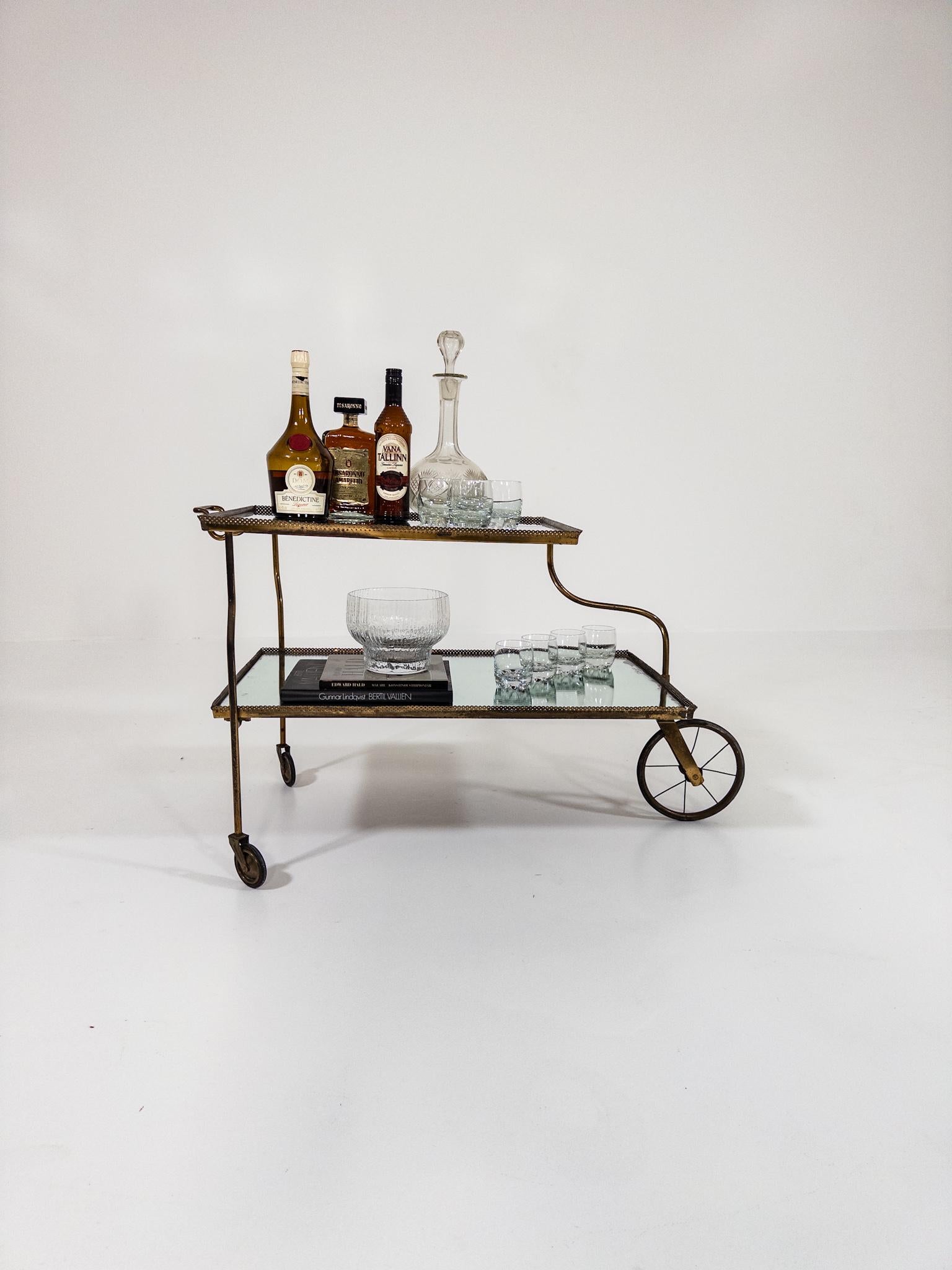 Josef Frank per Svenskt Tenn - Raro carrello portabevande in ottone e vetro specchiato in vendita 8