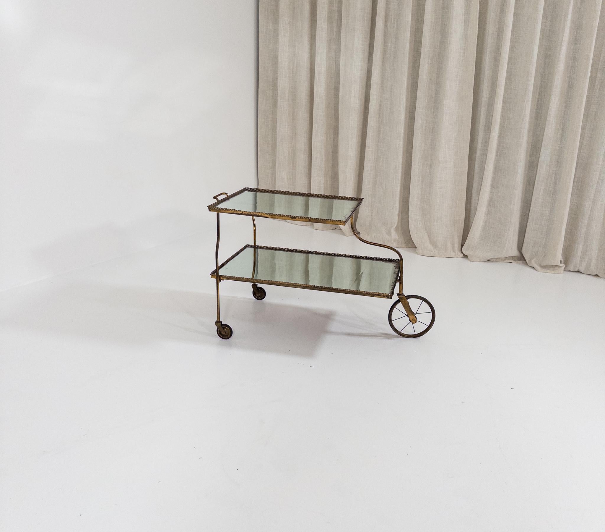 Un carrello per bevande di Josef Frank, eccezionalmente raro e precoce, progettato intorno al 1938 per Svenskt Tenn.
Questo ricercato modello presenta i caratteristici bordi in ottone traforato, l'elegante cornice in ottone curvato e gli originali