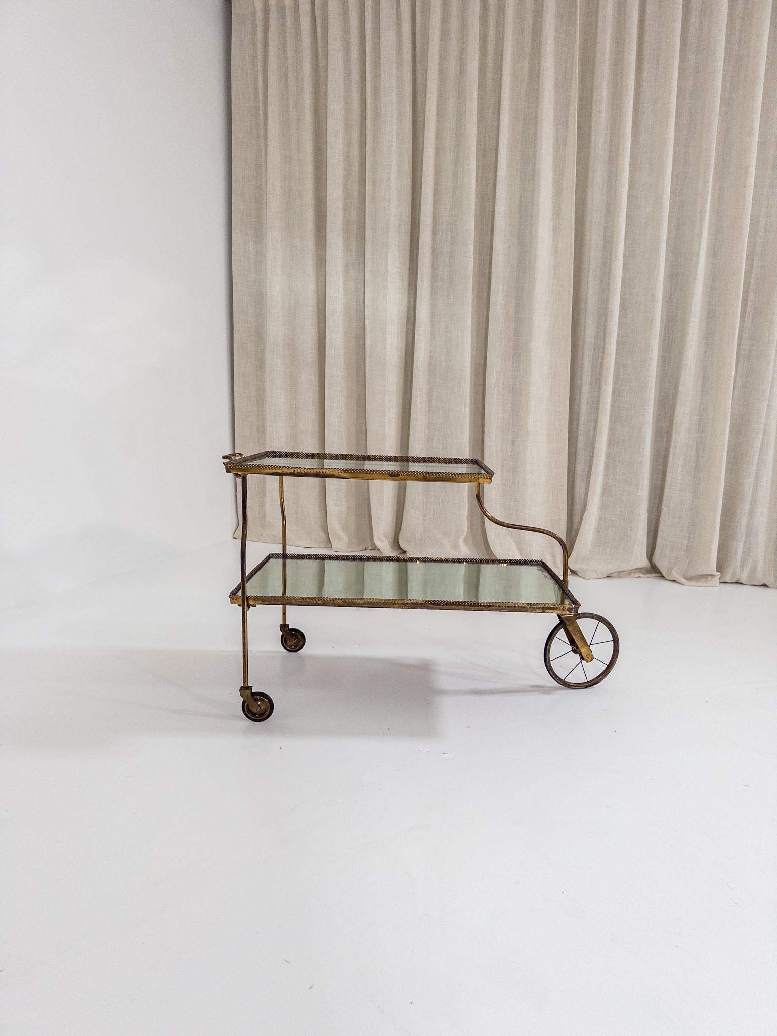 Scandinavo moderno Josef Frank per Svenskt Tenn - Raro carrello portabevande in ottone e vetro specchiato in vendita