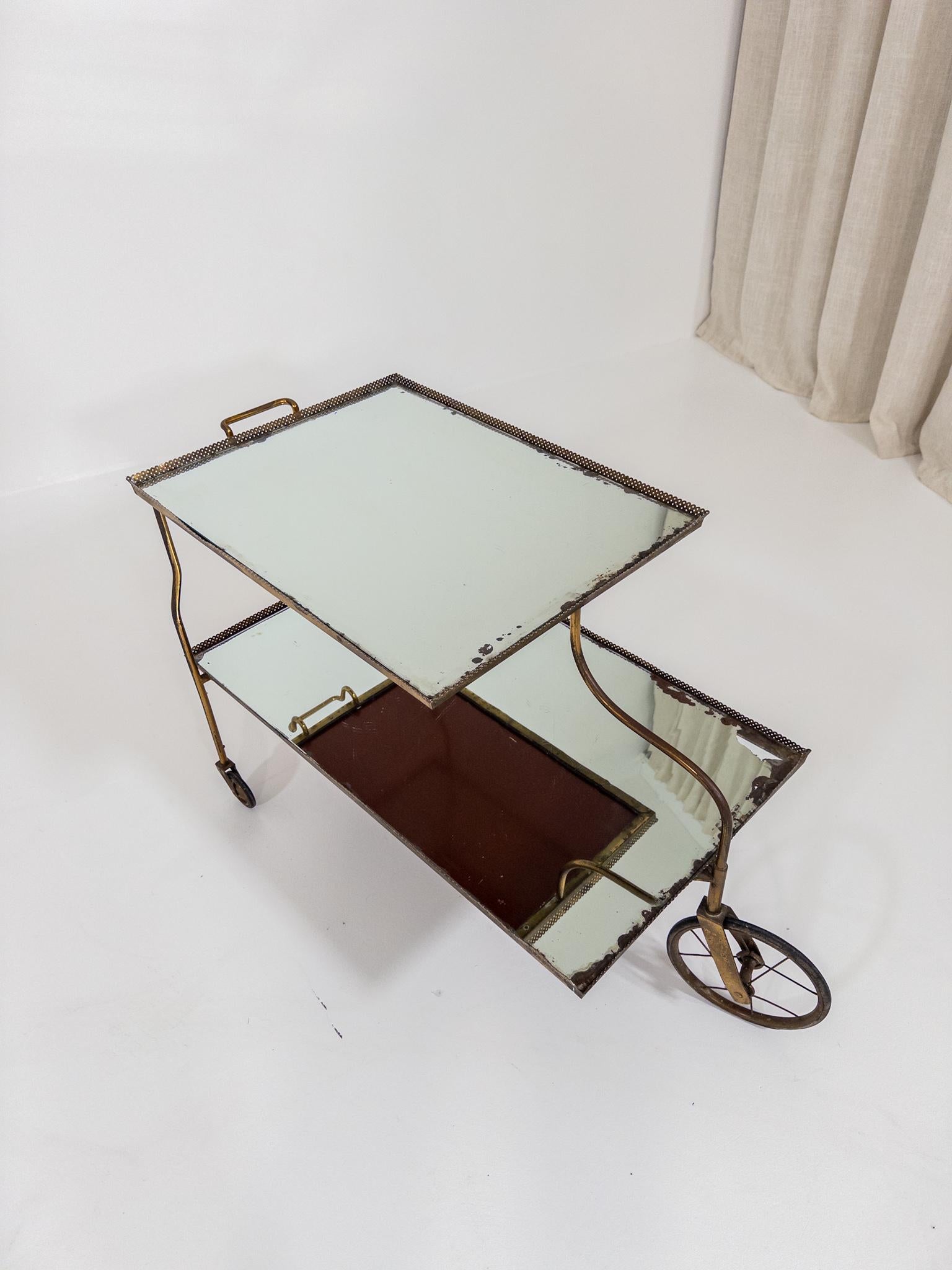 Svedese Josef Frank per Svenskt Tenn - Raro carrello portabevande in ottone e vetro specchiato in vendita