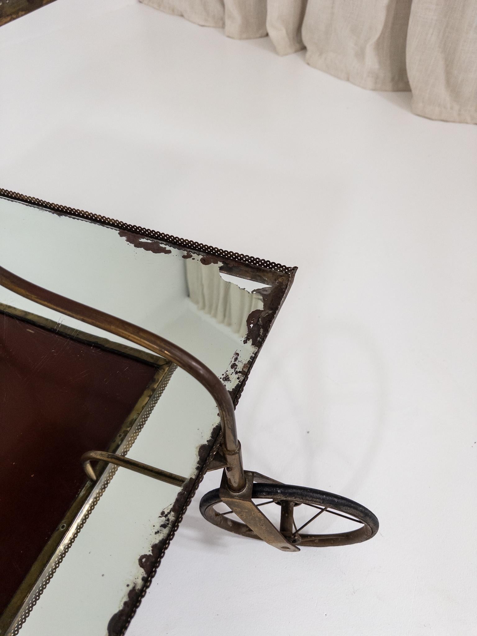 Josef Frank per Svenskt Tenn - Raro carrello portabevande in ottone e vetro specchiato In condizioni discrete in vendita a Staffanstorp, SE