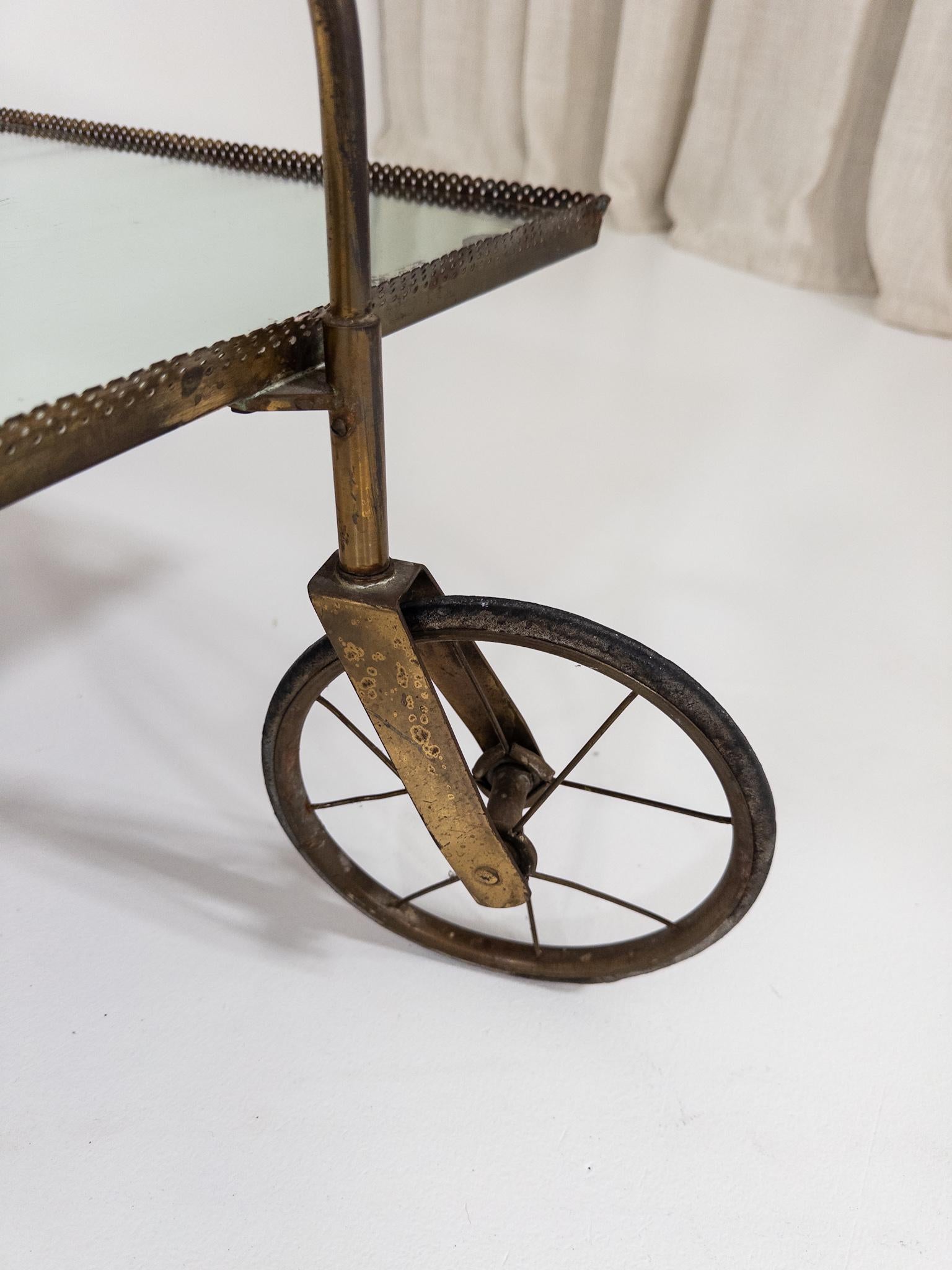 Metà XX secolo Josef Frank per Svenskt Tenn - Raro carrello portabevande in ottone e vetro specchiato in vendita