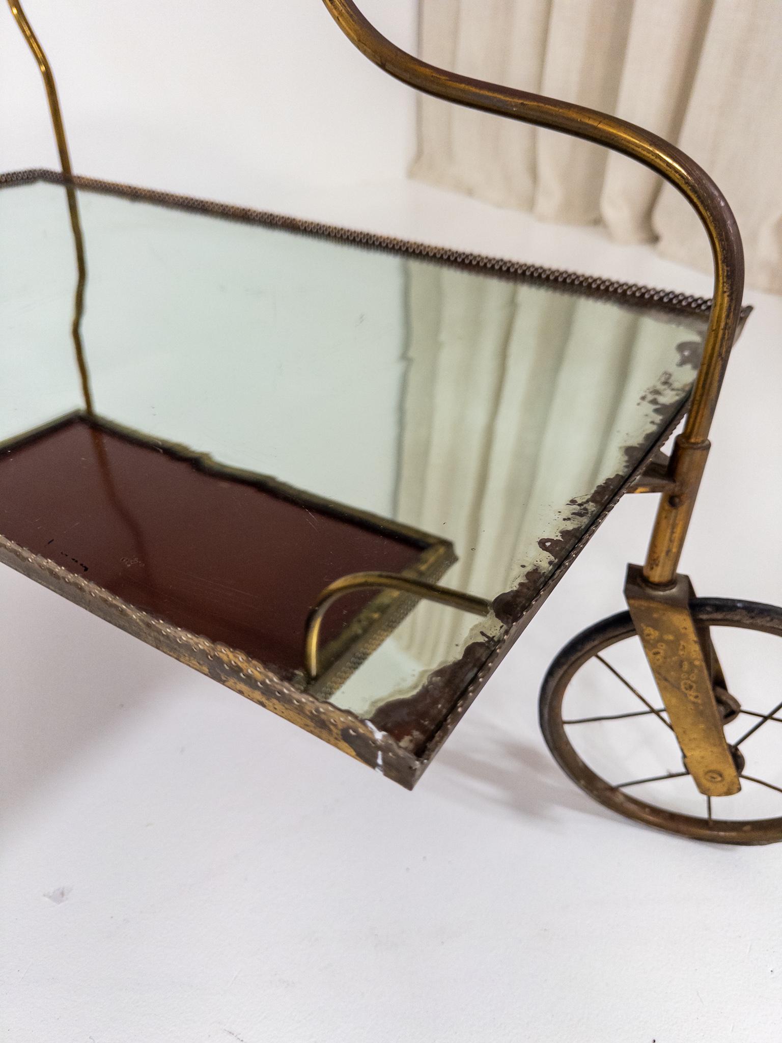 Ottone Josef Frank per Svenskt Tenn - Raro carrello portabevande in ottone e vetro specchiato in vendita