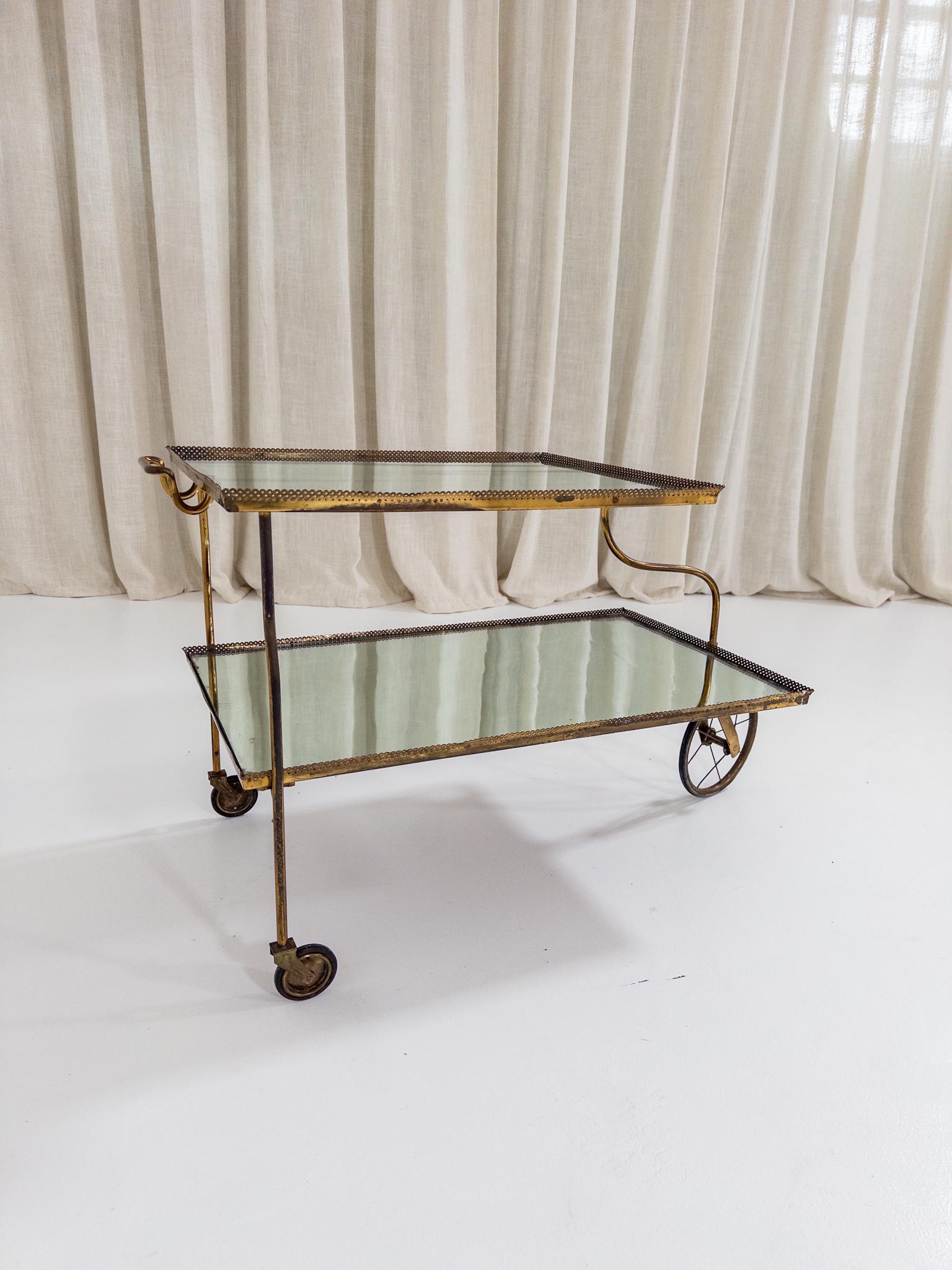 Josef Frank per Svenskt Tenn - Raro carrello portabevande in ottone e vetro specchiato in vendita 2