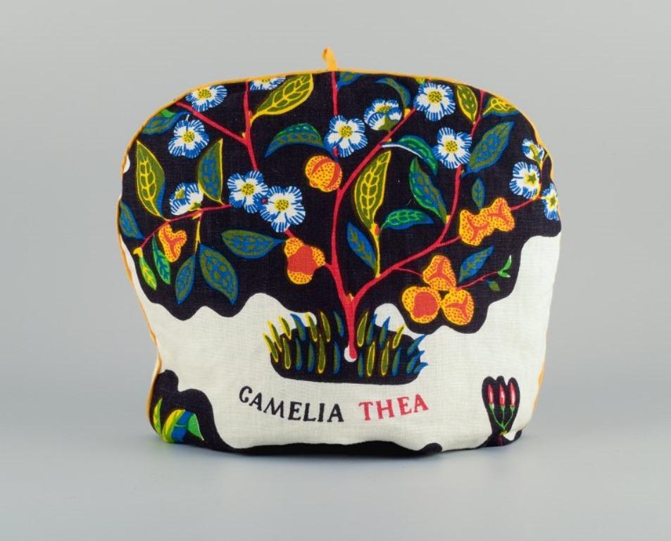 Josef Frank for Svenskt Tenn, tea cosy with motif of cocoa beans and camellia.
Second half of the 20th century.
In perfect condition.
With label.
Dimensions: W 36.5 x H 30.0 cm.