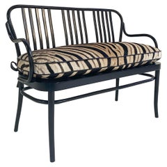 Banc en bois cintré Josef Frank pour Thonet avec coussin en peau de zèbre