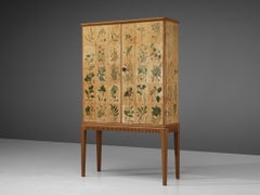 Cabinet 'Flora' en frêne et papier à motifs végétaux inspiré de Josef Frank