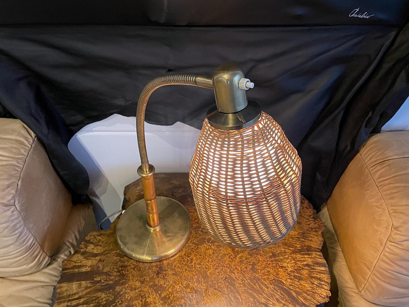 Fait main Josef Frank AT&T. Lampe de table Kalmar en laiton et bambou 'Tisch-Überall', années 1940, Autriche en vente