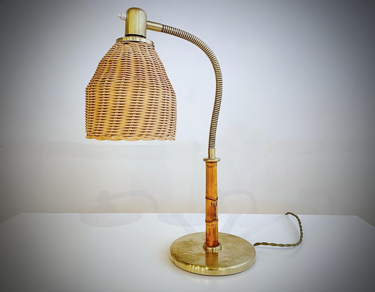 Josef Frank AT&T. Lampe de table Kalmar en laiton et bambou 'Tisch-Überall', années 1940, Autriche Bon état - En vente à Biebergemund, Hessen