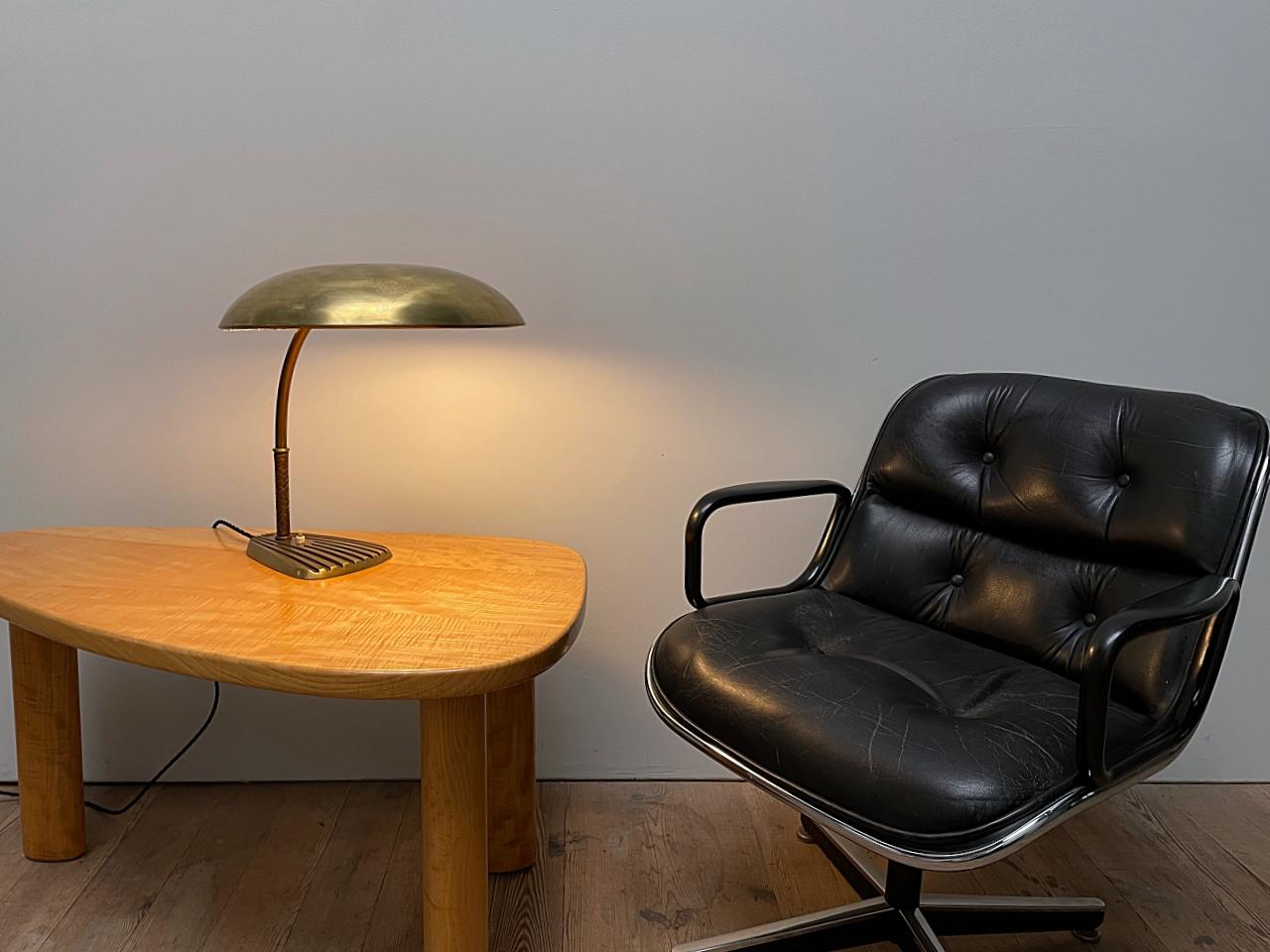 Importante lampe de bureau des années 1950, conçue par Josef Frank et fabriquée par J.T. Kalmar à l'époque de la modernité viennoise. Le luminaire est en laiton massif de forme très élégante et de haute qualité de fabrication. 
Magnifique état