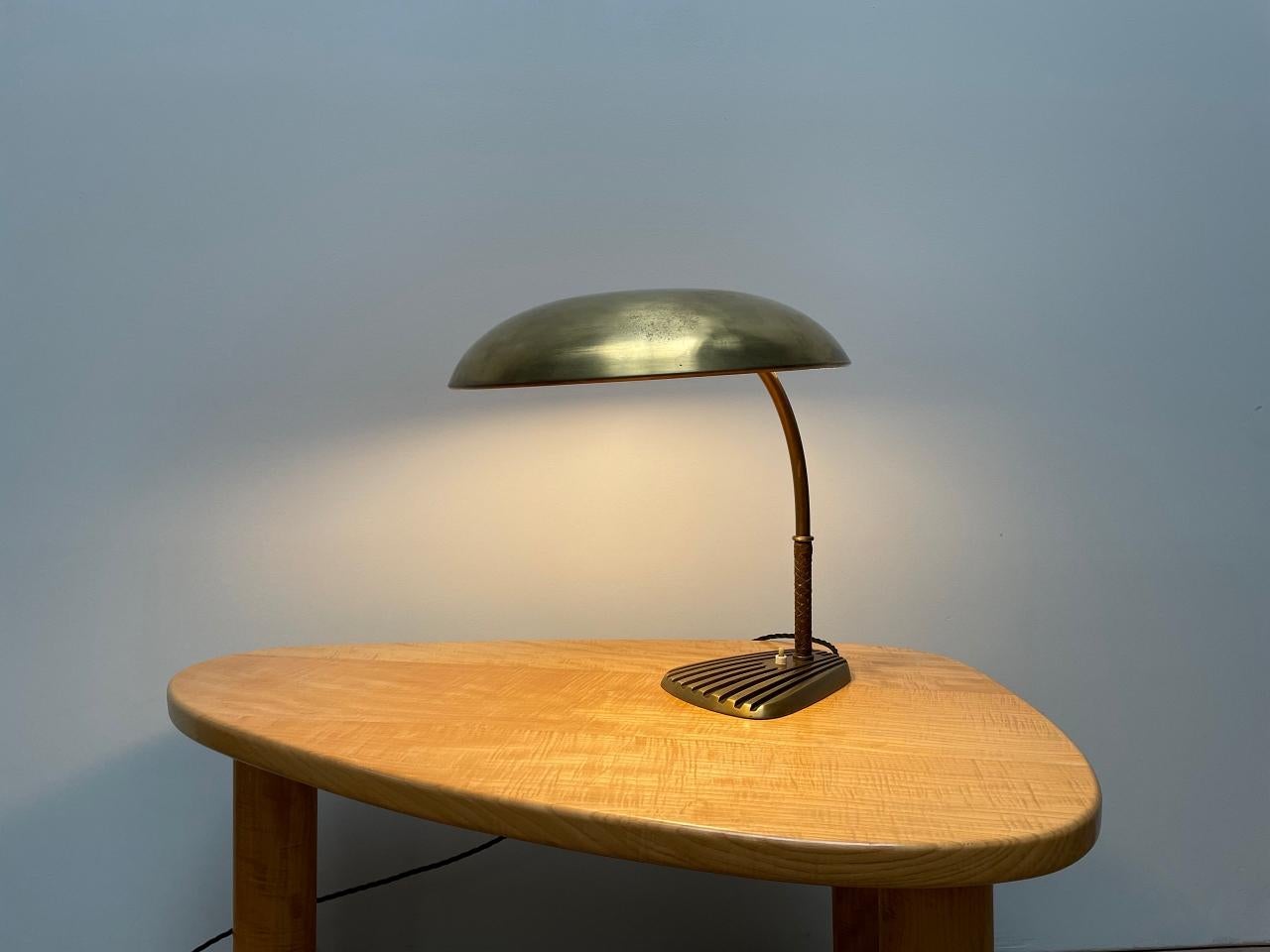 Mid-Century Modern Josef Frank AT&T. Lampe de bureau Kalmar en laiton et cuir, années 1950, Autriche en vente