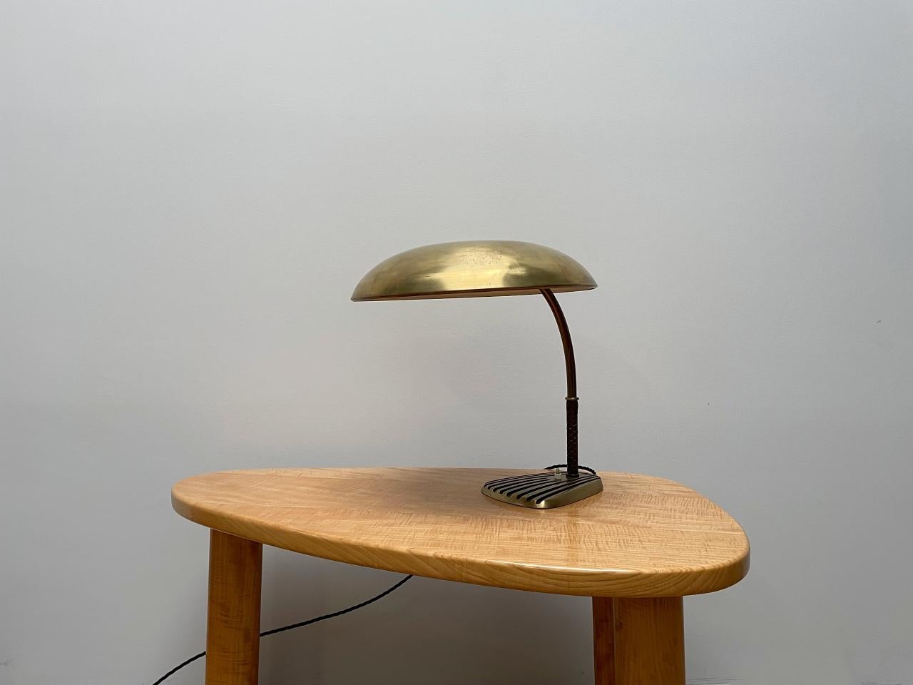 Laiton Josef Frank AT&T. Lampe de bureau Kalmar en laiton et cuir, années 1950, Autriche en vente