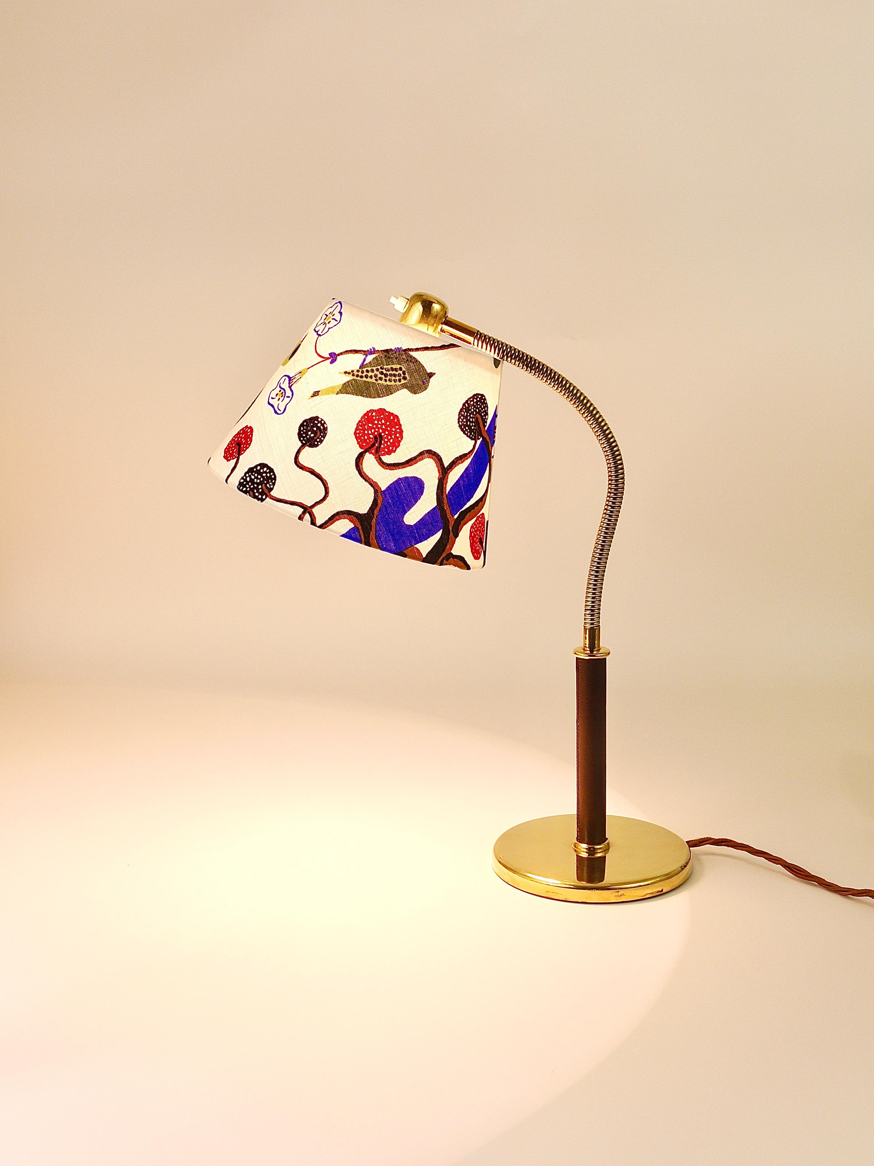 A wonderful Viennese Modernism  table or desk lamp form the 1930s, designed by Josef Frank for Haus & Garten (Josef Frank und Oskar Wlach) in 1934. The model is called „ Tisch Überall“ and has the no. 1092. Manufactured by J.T. Kalmar in Vienna,