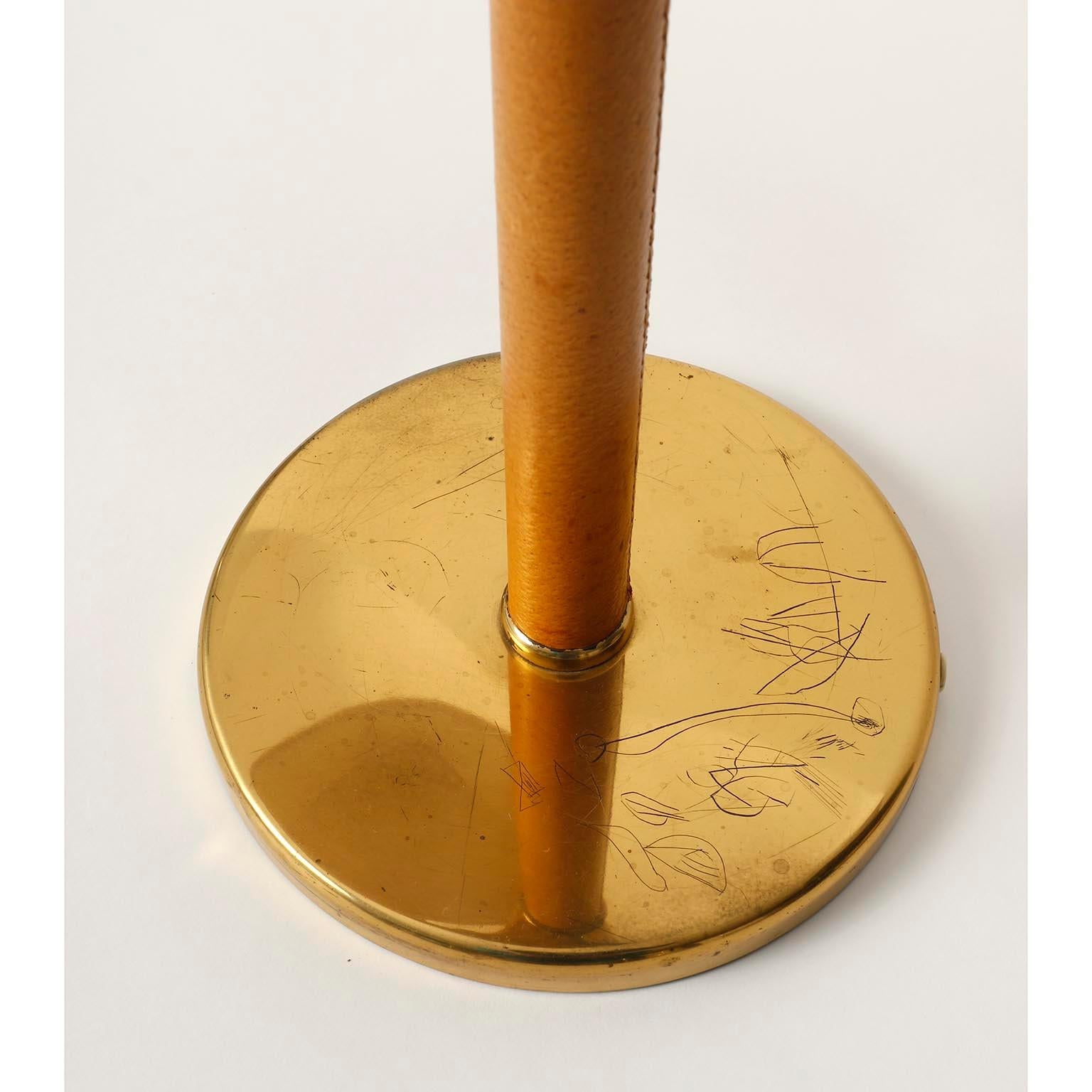 Josef Frank Table Lamp 'Tisch-Überall' Mod. 1092 by Kalmar, Brass Leather, 1950s In Good Condition For Sale In Hausmannstätten, AT