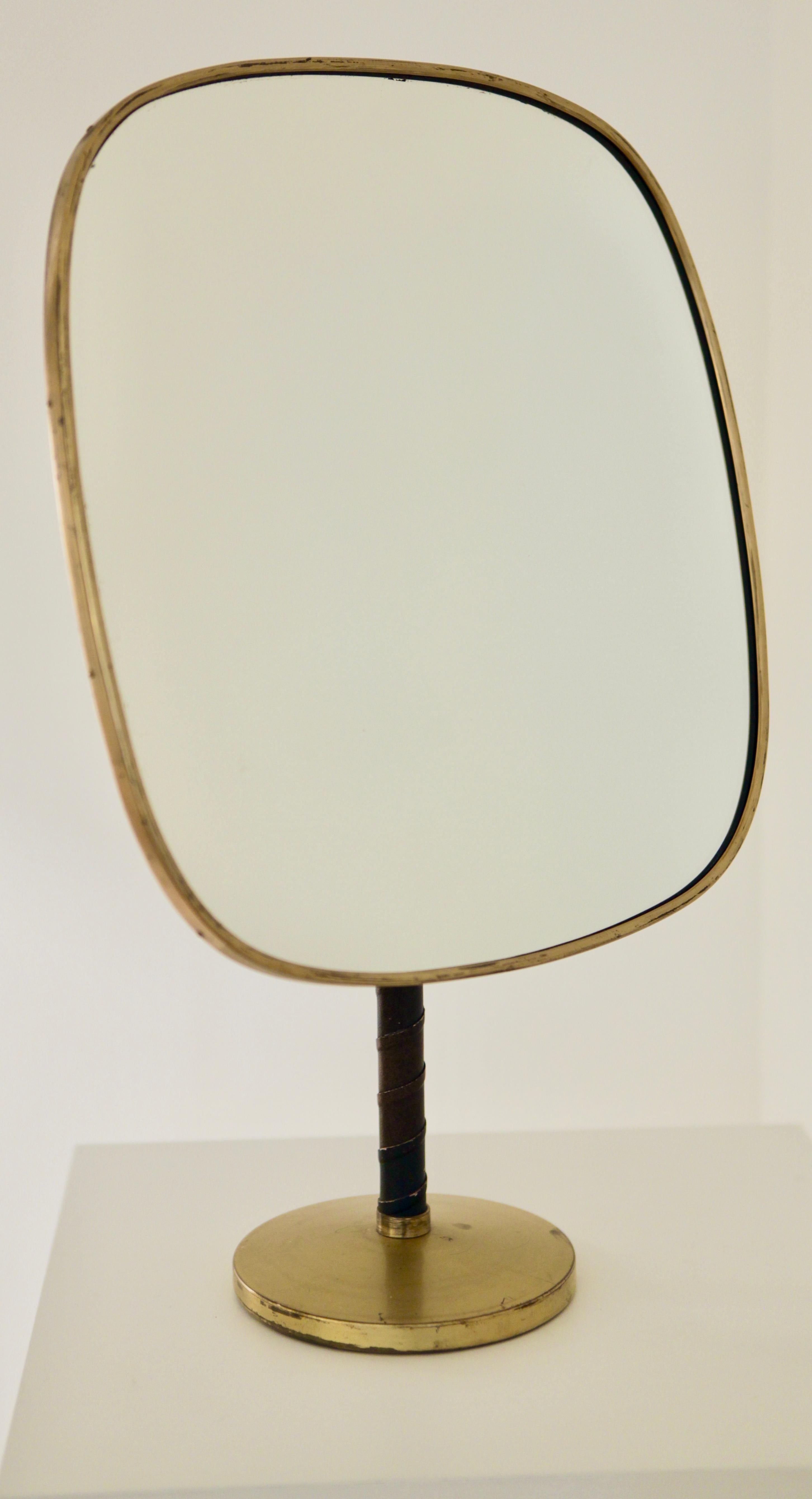 Large and rare table mirror designed by Josef Frank and manufactured by Nordiska Kompaniet in Stockholm.
Adjustable in height and ankle.
Mirror size: 40cm high/ 37cm wide – 15.35 inch / 14.17 inch.
Height from 49cm to 65cm adjustable – 19.29 inch