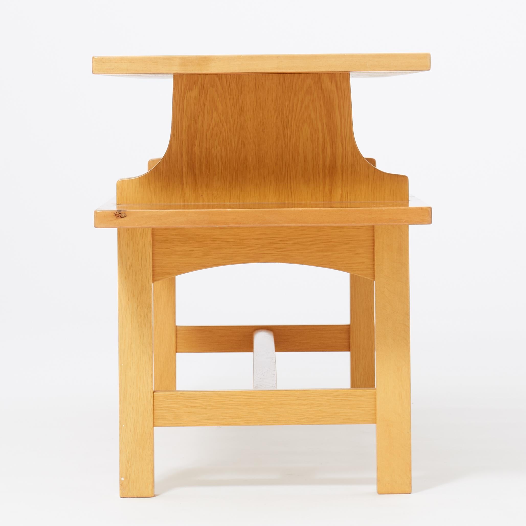 Josef Frank (1885-1967). Library table. Model number 2117. Firma Svenskt Tenn 1950s. Tops in valnöt, Legs in oak. Measures: L 180, B 55, H 75 cm.

Designed in 1951.