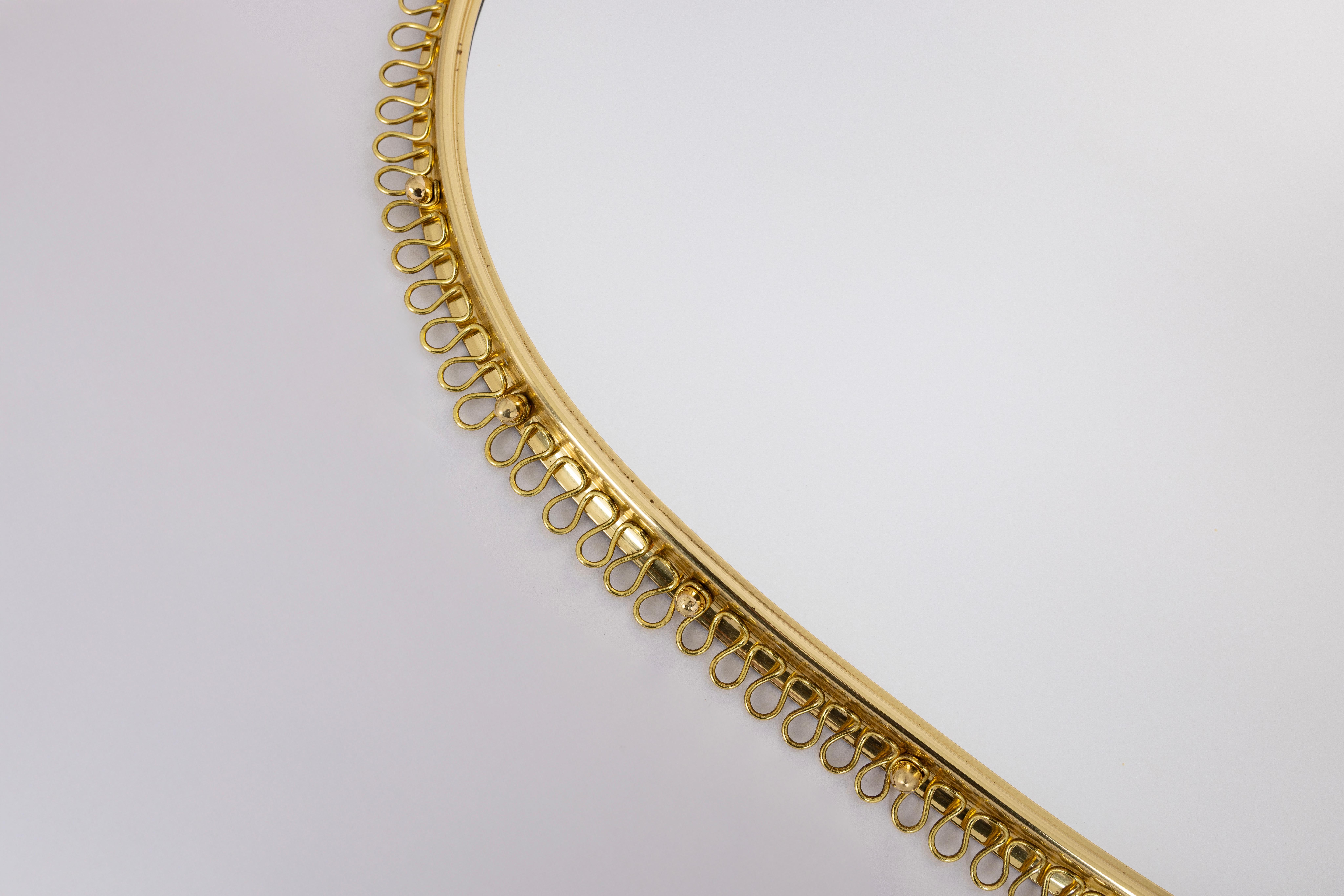 Josef Frank Mid-Century-Wandspiegel aus Messing mit Schleife und Haken für Svenskt Tenn, 1960er Jahre (Handgefertigt) im Angebot