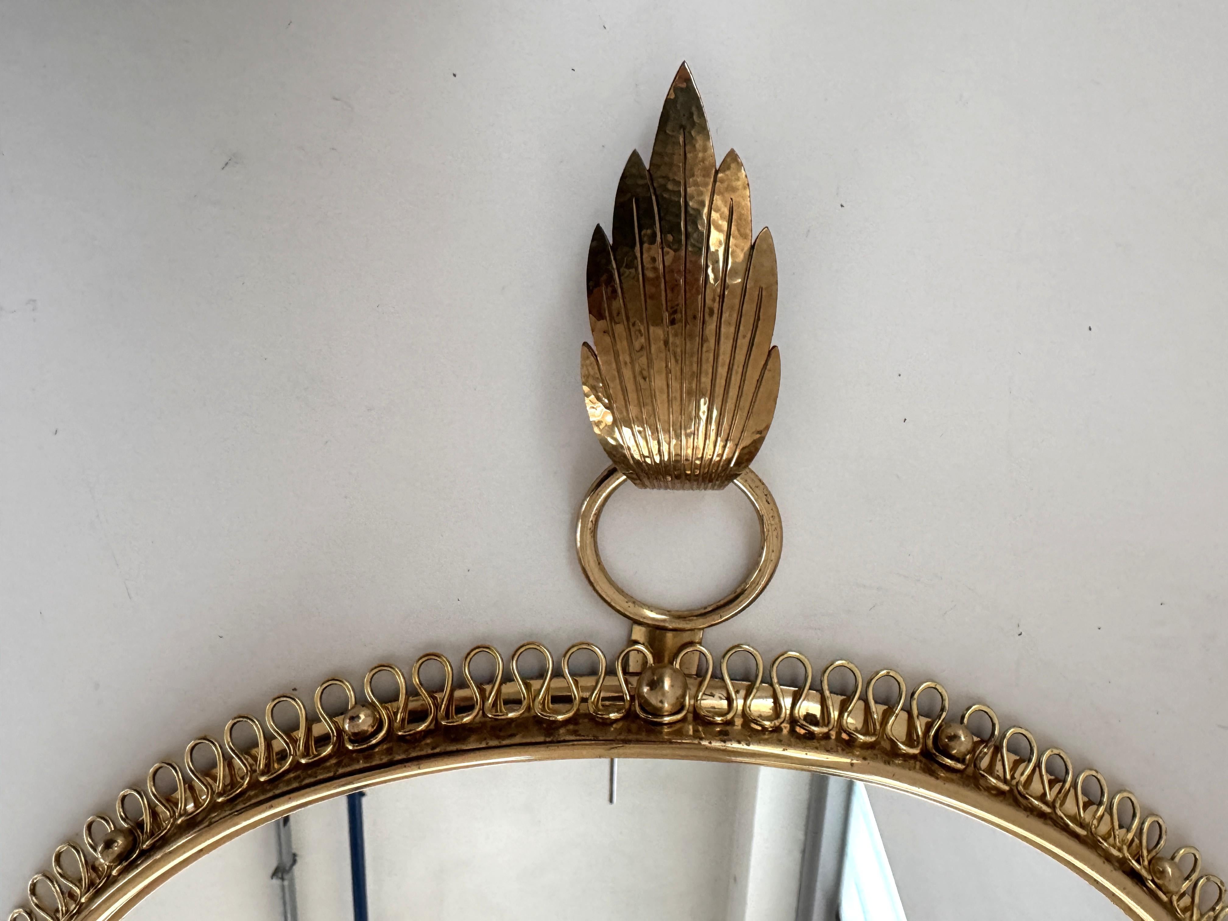 Fatto a mano Josef Frank, grande specchio da parete di metà secolo in ottone per Svenskt Tenn, anni '60 in vendita