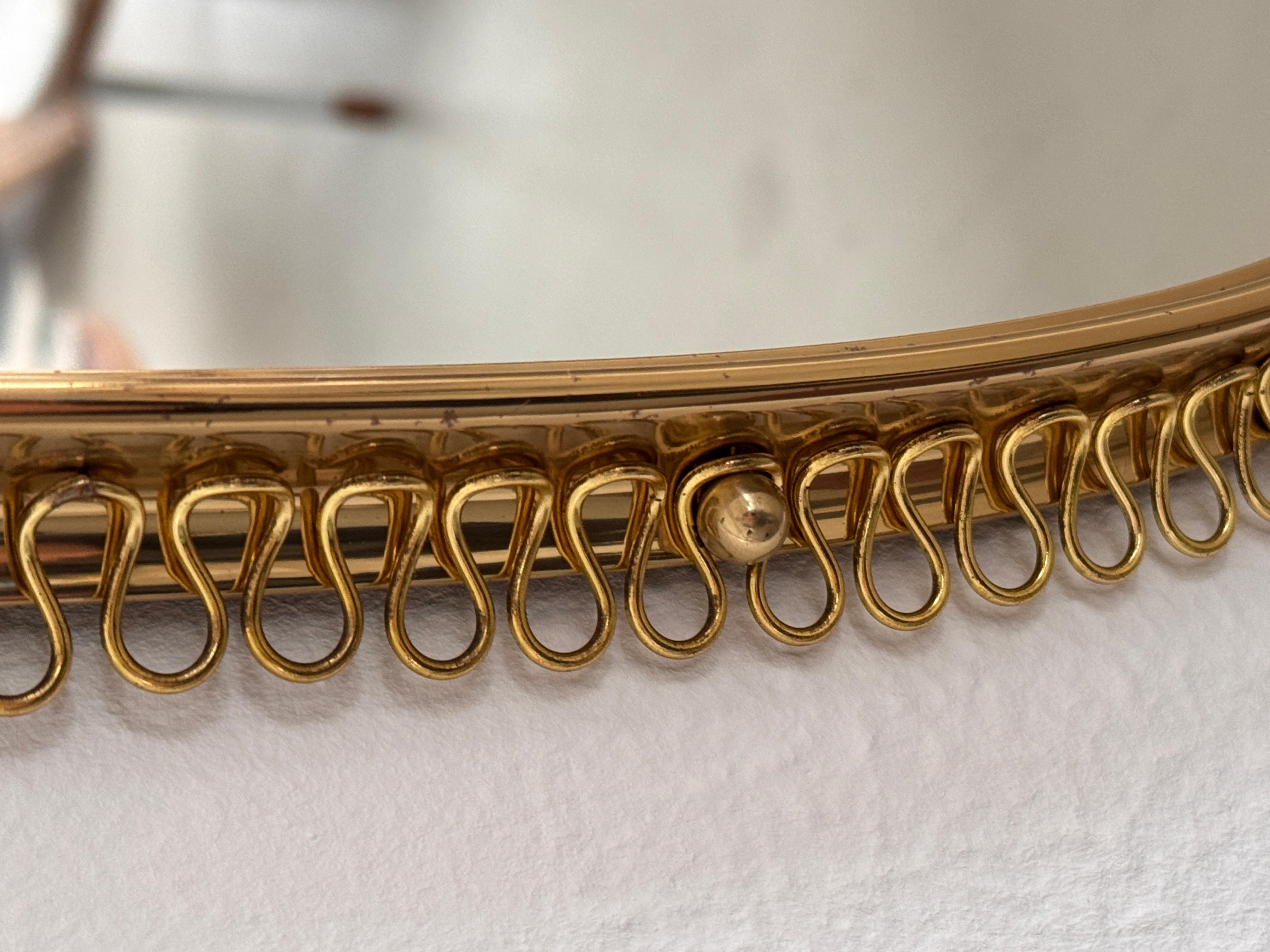 Metà XX secolo Josef Frank, grande specchio da parete di metà secolo in ottone per Svenskt Tenn, anni '60 in vendita