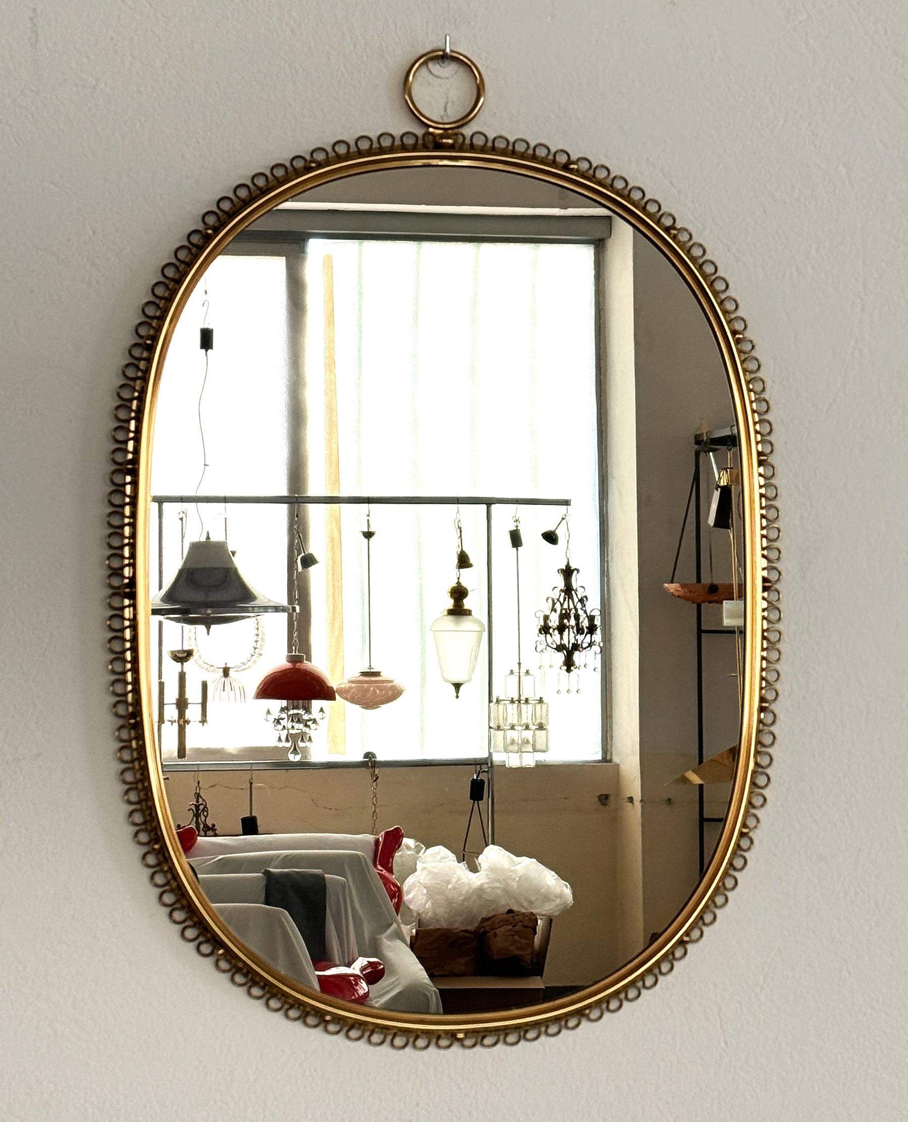 Mid-Century moderno Specchio da parete a loop in ottone di Josef Frank, metà del secolo scorso, per Svenskt Tenn, 1960 in vendita